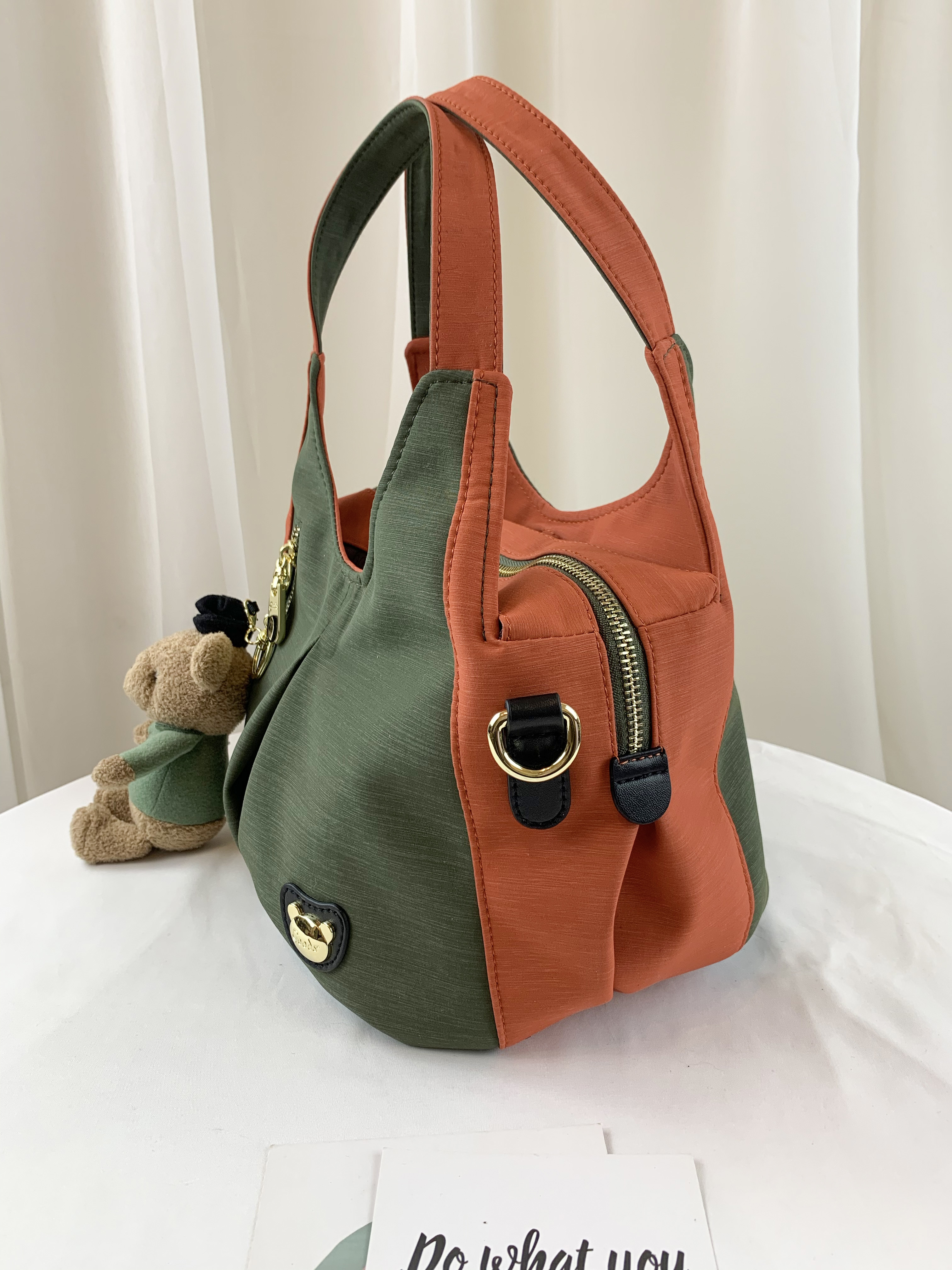 GOODS 橘綠拼色 抓皺設計手提包 / 側背包 附小熊吊飾  #2540