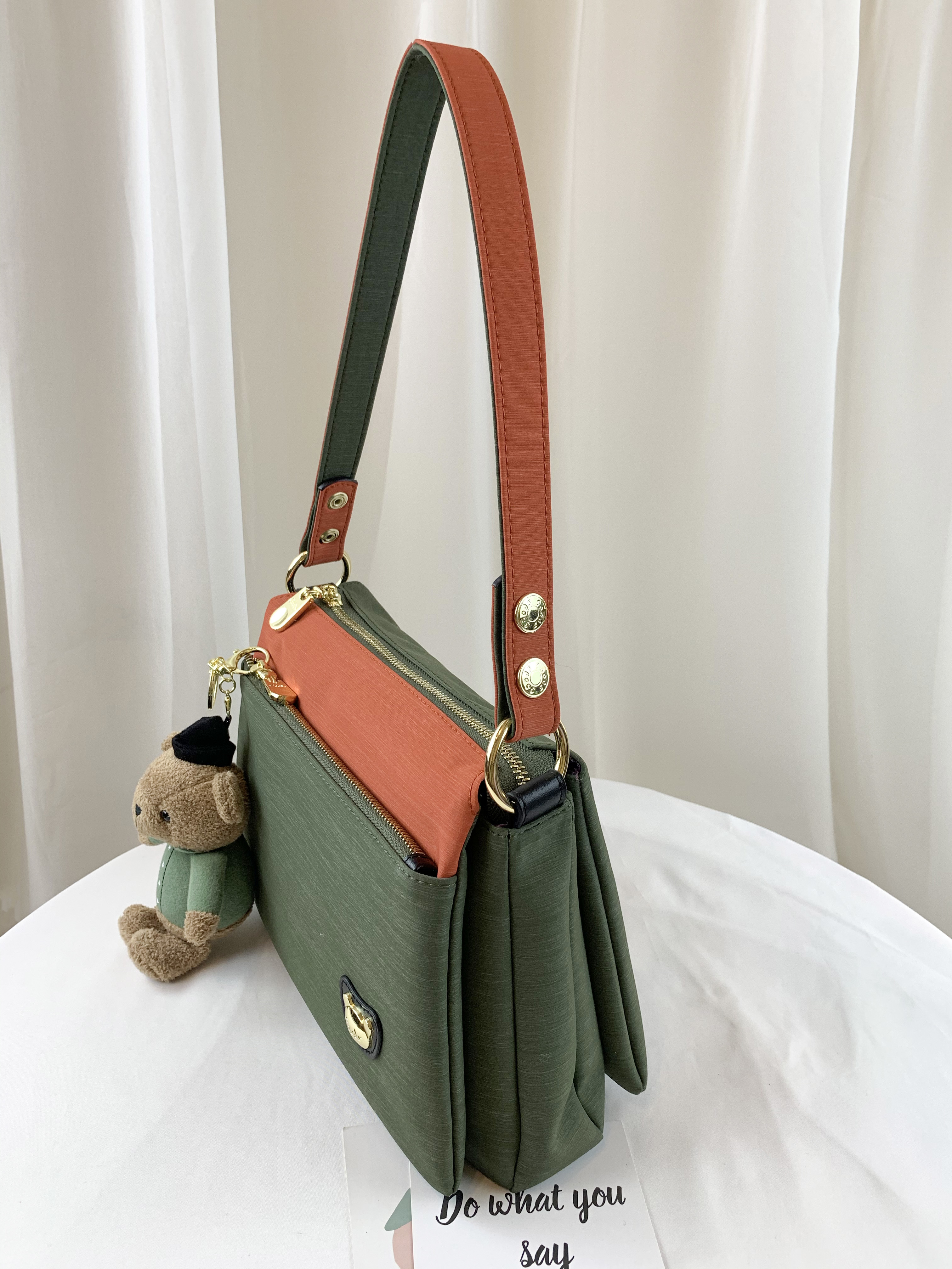 GOODS 橘綠拼色 防潑水肩背包 / 側背包 附小熊吊飾 #29259