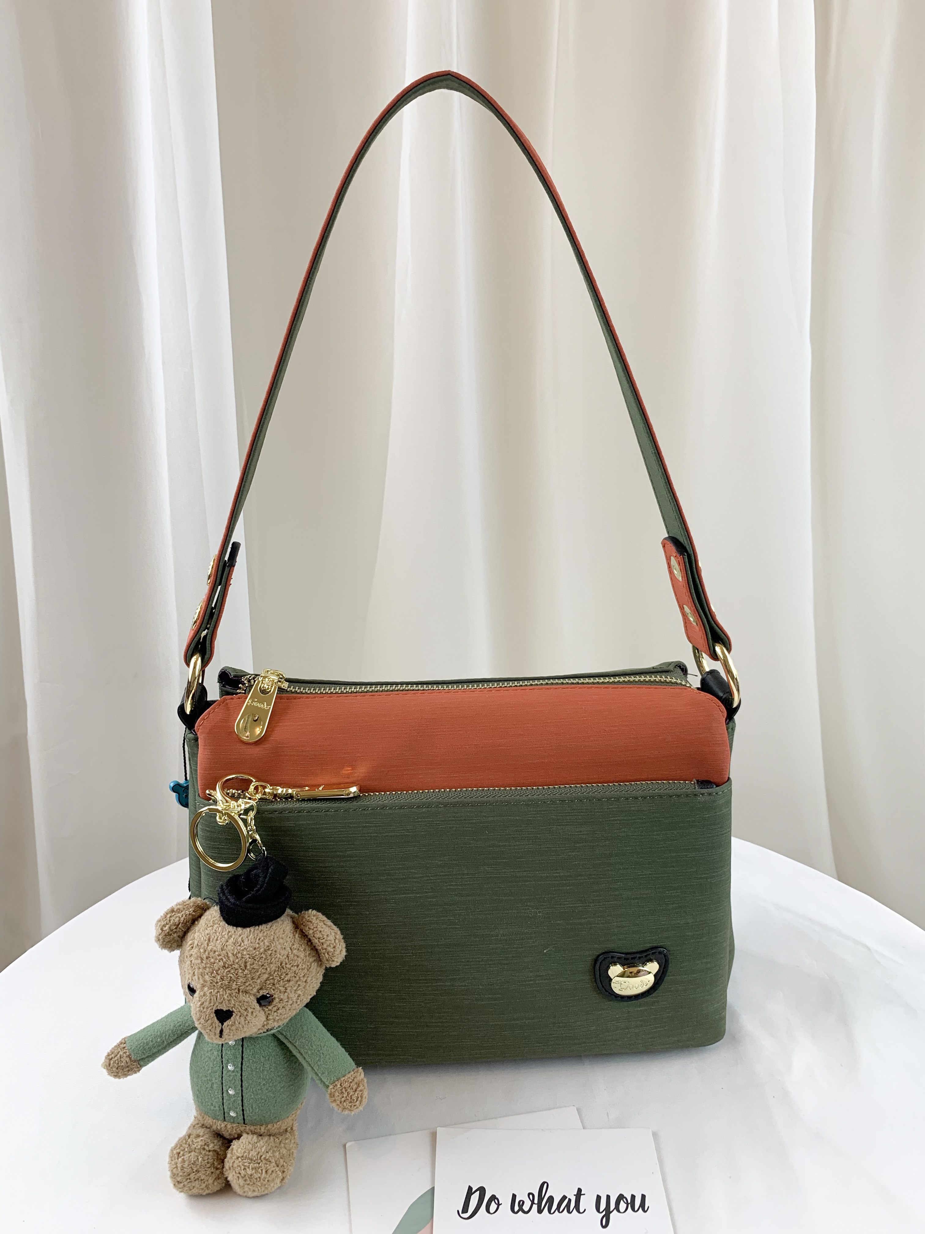 GOODS 橘綠拼色 防潑水肩背包 / 側背包 附小熊吊飾 #29259