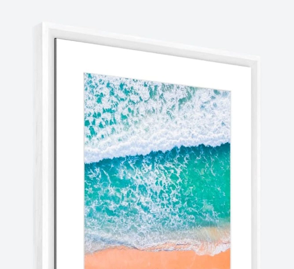 採用防眩光霧面Full-HD顯示器和 環境光感測器