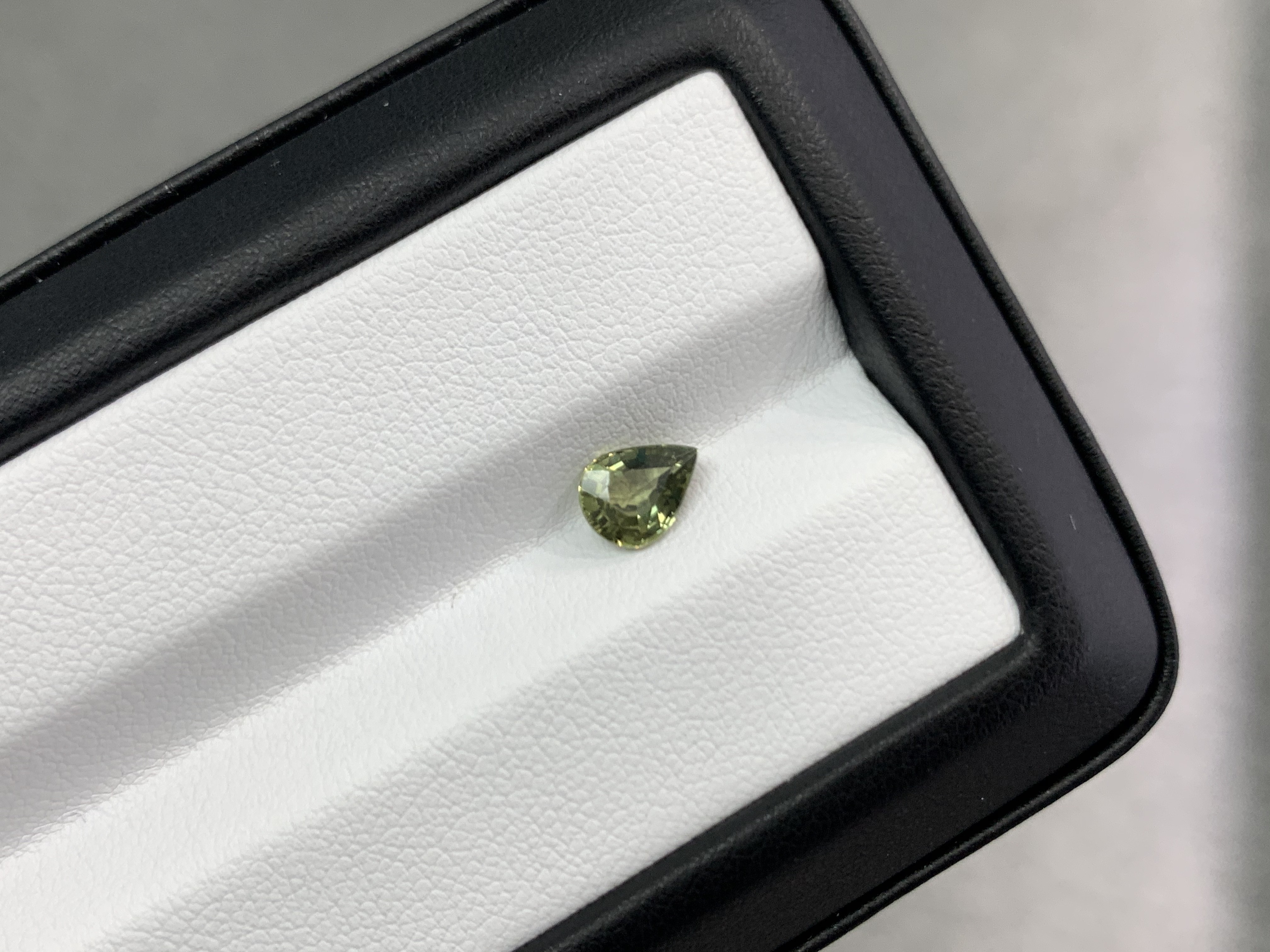 1.06ct 水滴形綠色藍寶石