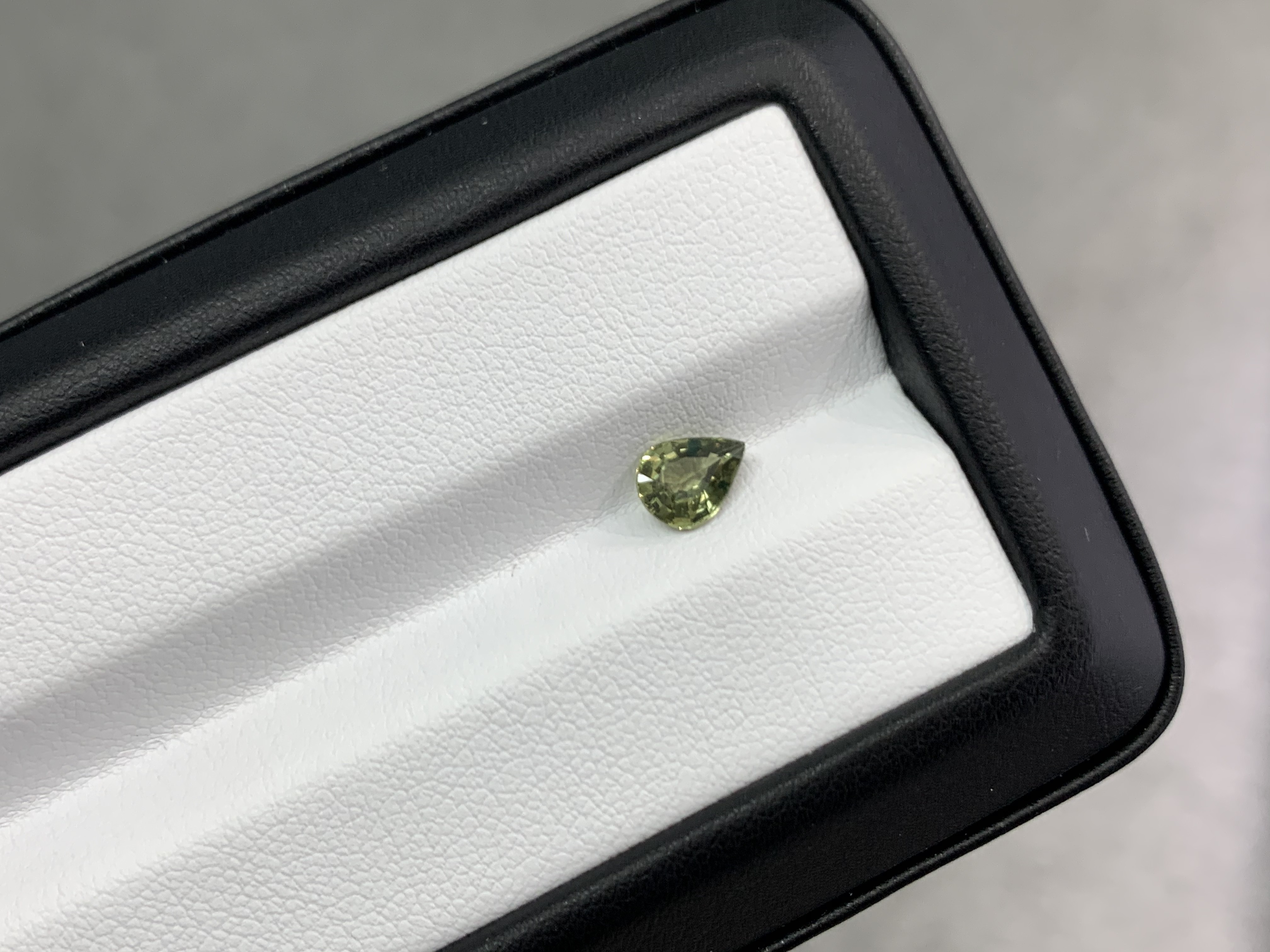 1.06ct 水滴形綠色藍寶石
