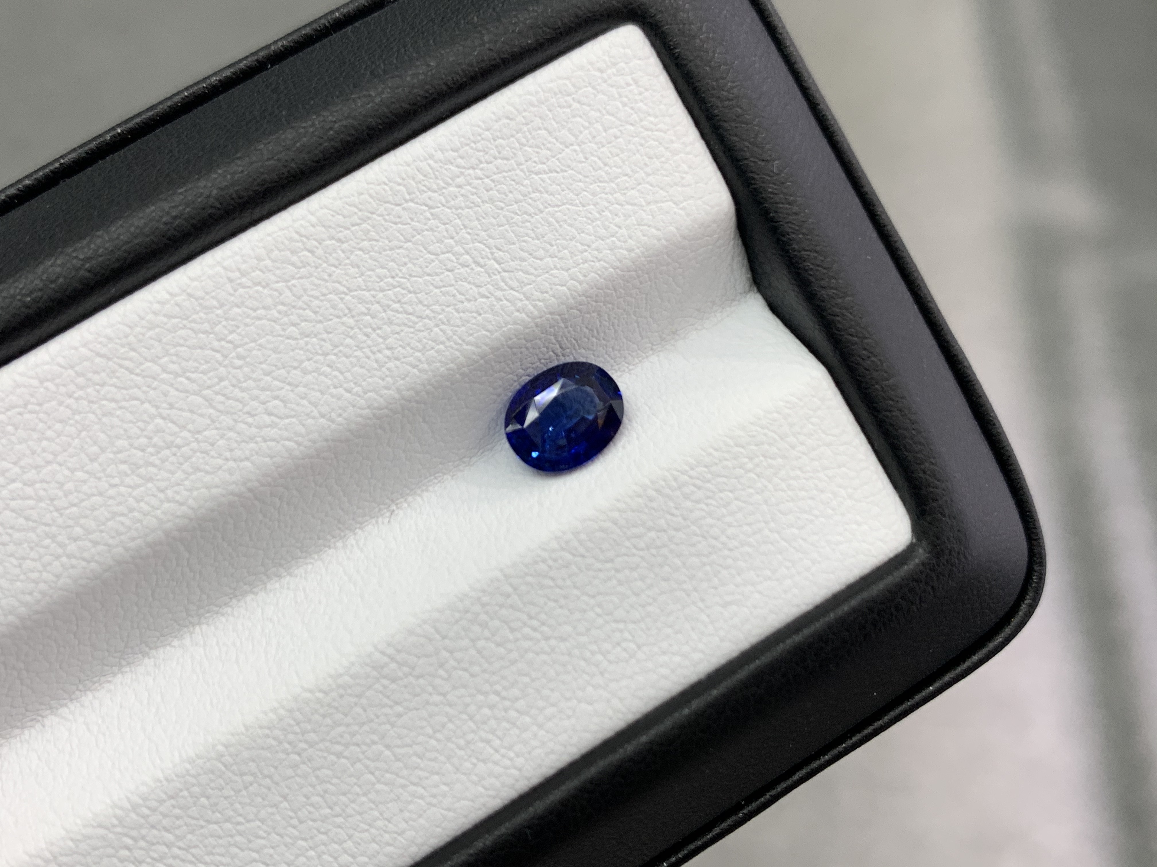 1.36ct 長枕形藍寶石