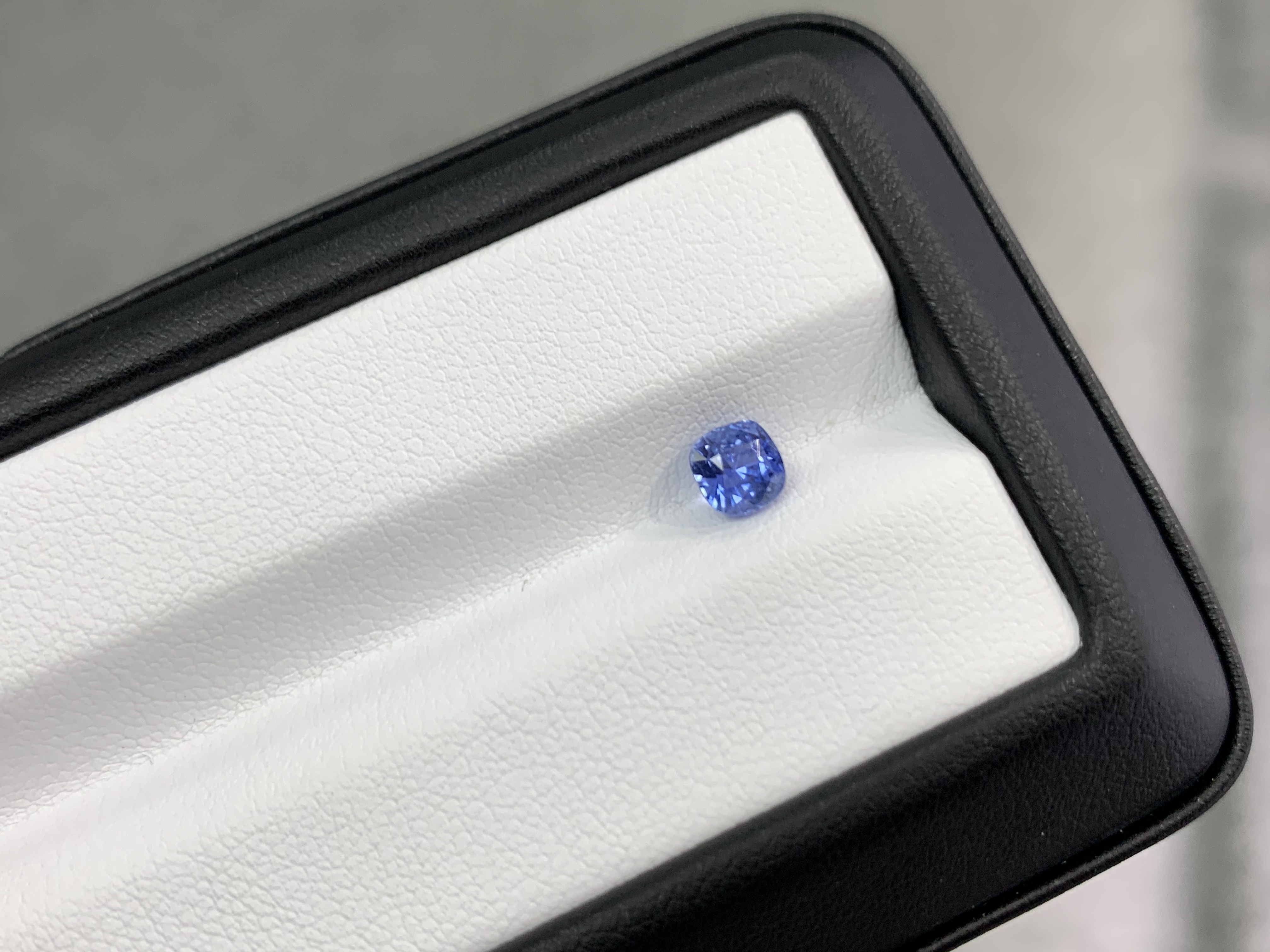 1.12ct 枕形藍寶石