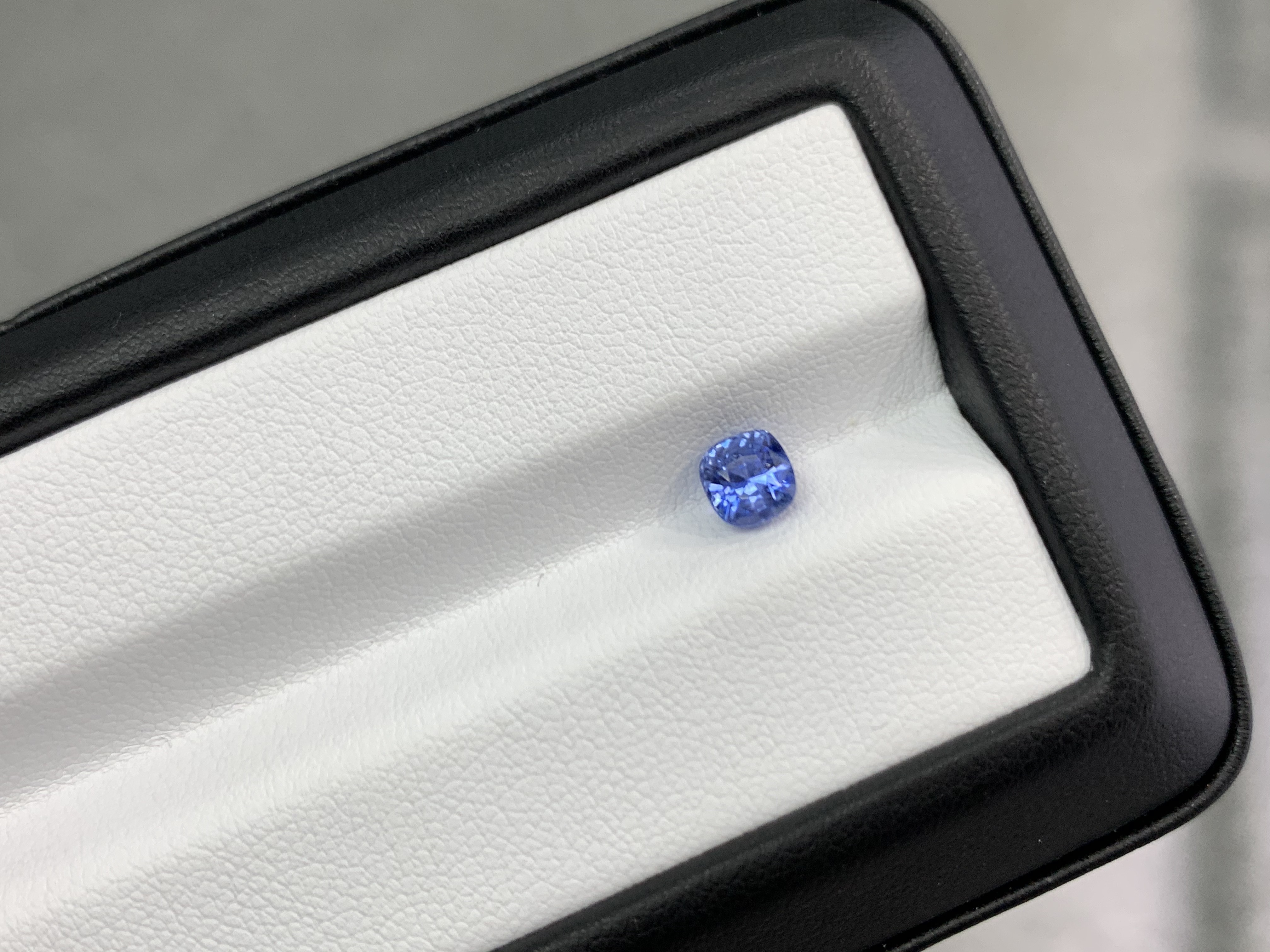 1.12ct 枕形藍寶石