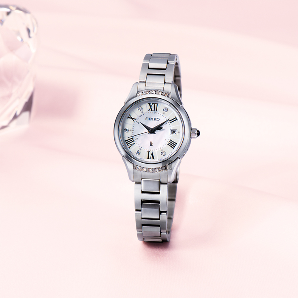 萬年鐘錶 - SEIKO  LUKIA  限量鈦金屬太陽能電波晶鑽女錶  SSVW115J   /  1B22-0CL0S   錶徑 26MM