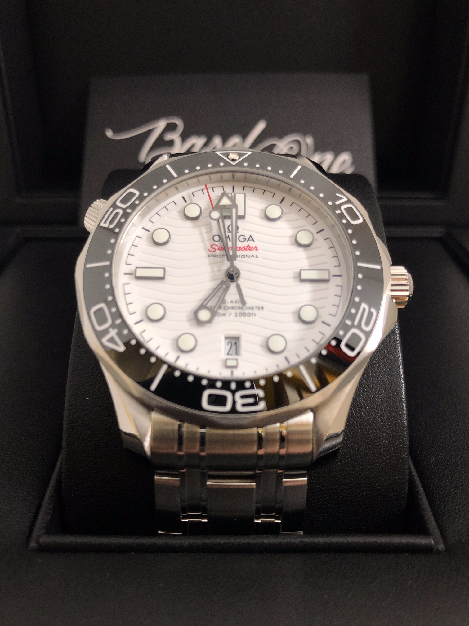 BRAND NEW OMEGA SEAMASTER DIVER 300 M 210.30.42.20.04.001 21030422004001 WHITE DIAL STEEL STRAP CO‑AXIAL MASTER CHRONOMETER 42MM