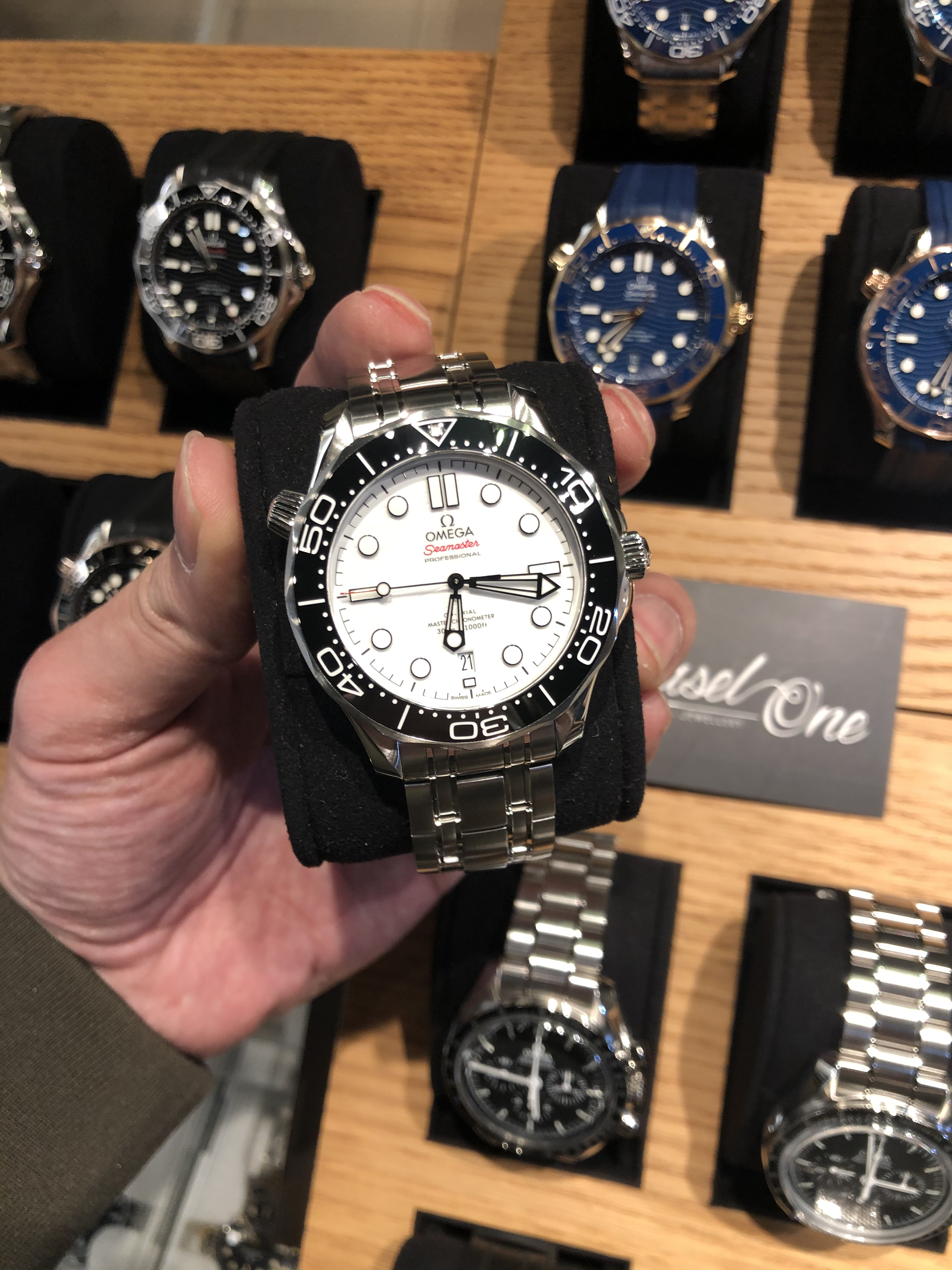 BRAND NEW OMEGA SEAMASTER DIVER 300 M 210.30.42.20.04.001 21030422004001 WHITE DIAL STEEL STRAP CO‑AXIAL MASTER CHRONOMETER 42MM