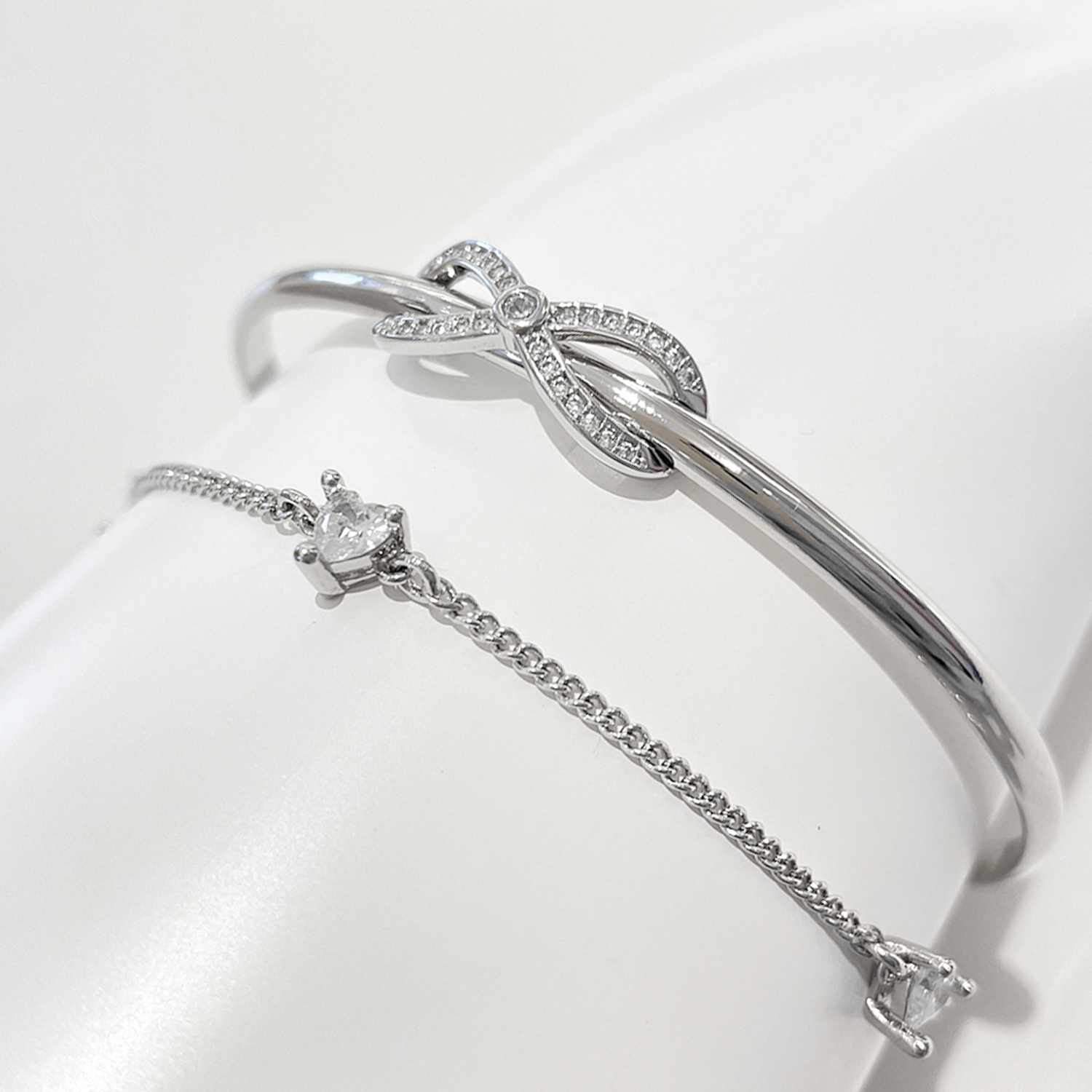 Bangle with Heart shaped Zircon stones & Bow details (Silver)