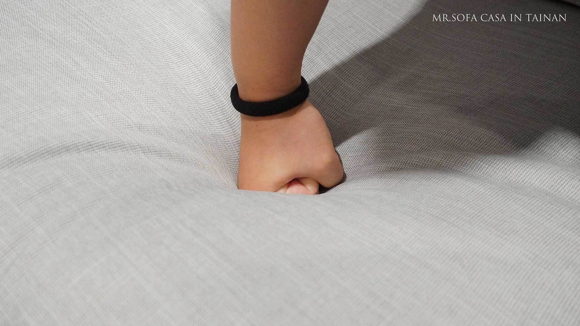 沙發需擁有足夠支撐力及彈性且軟硬適中