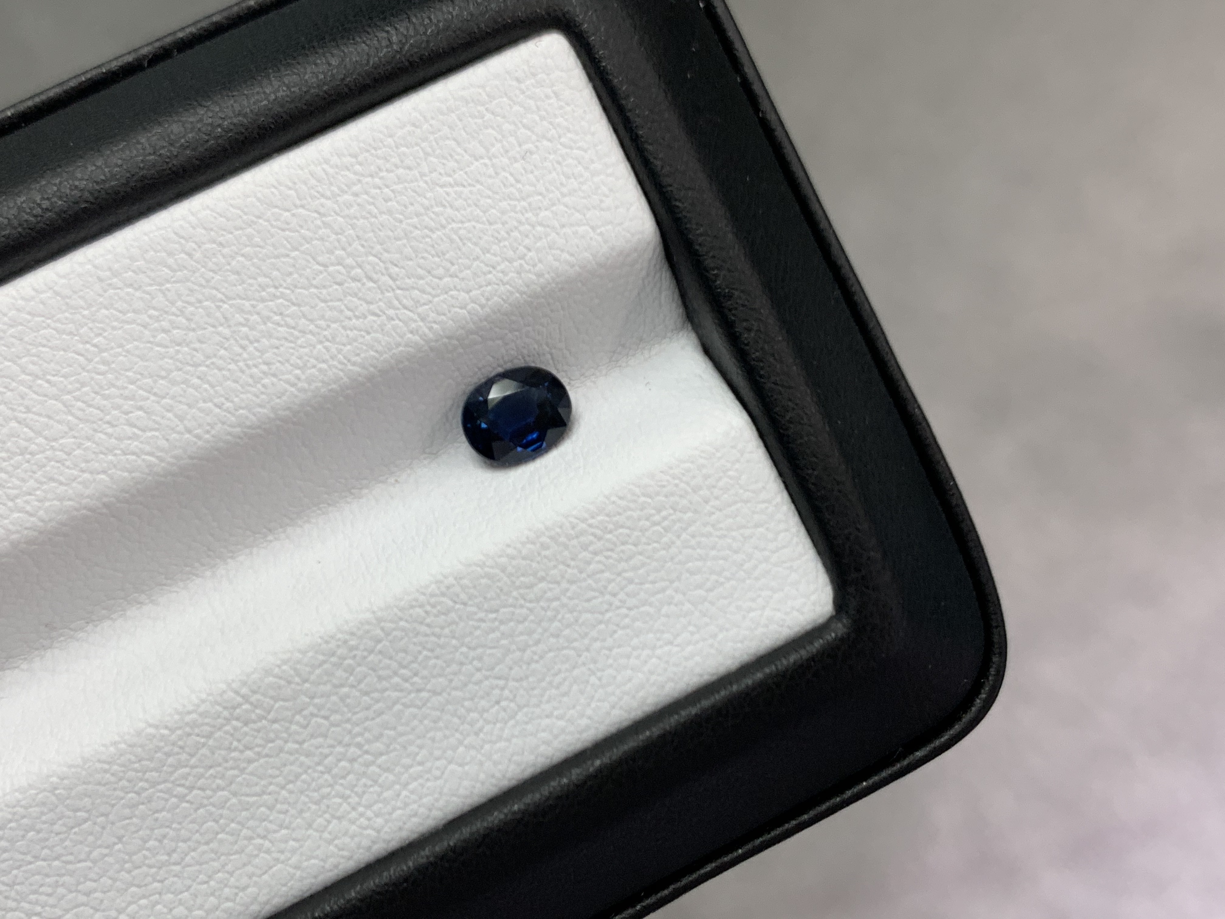 0.88ct 橢圓形無燒藍寶石