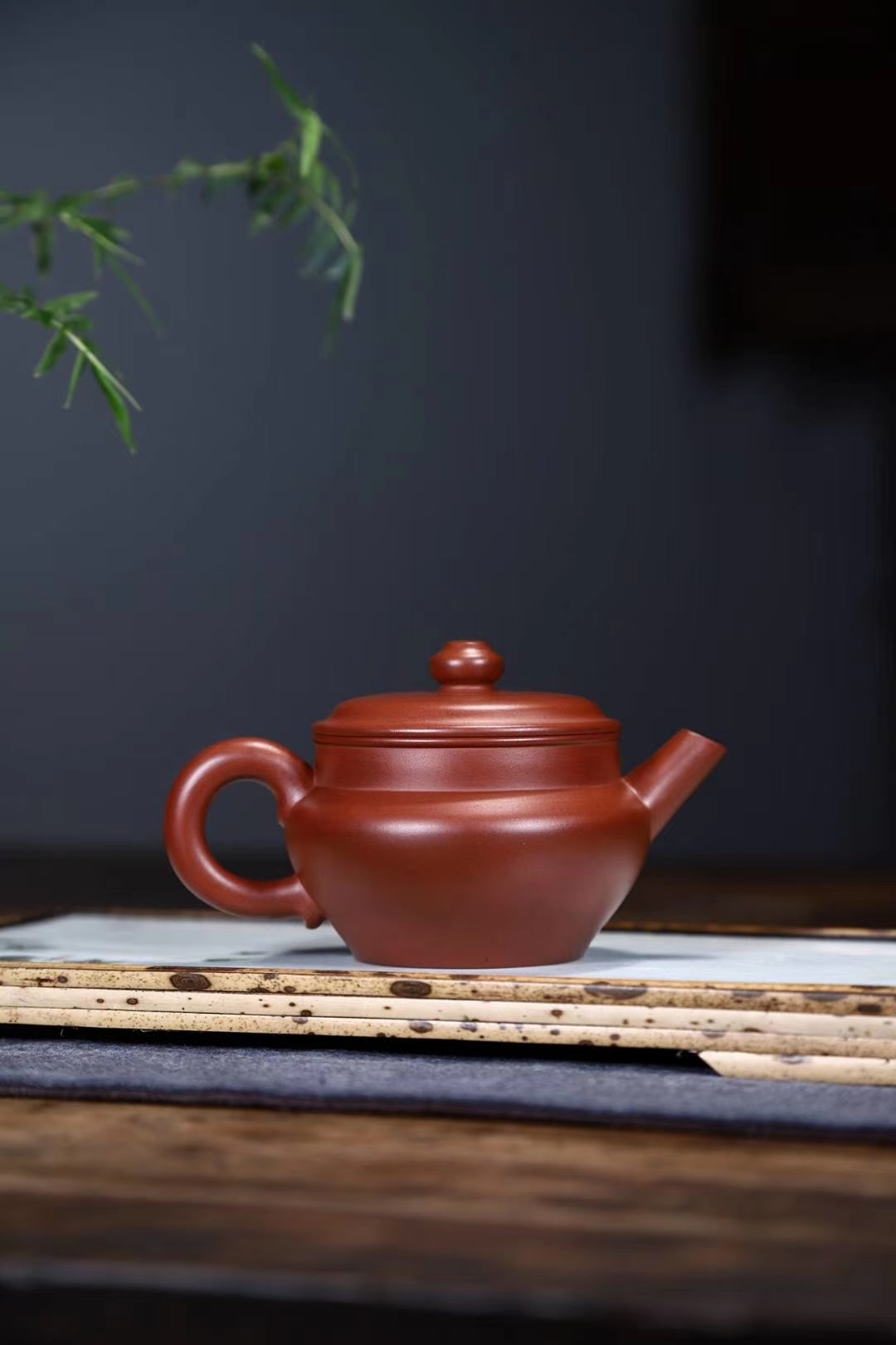 【憶古壺】- 壺身敦實沉穩，上收至頸。直流出水，乾淨利落。