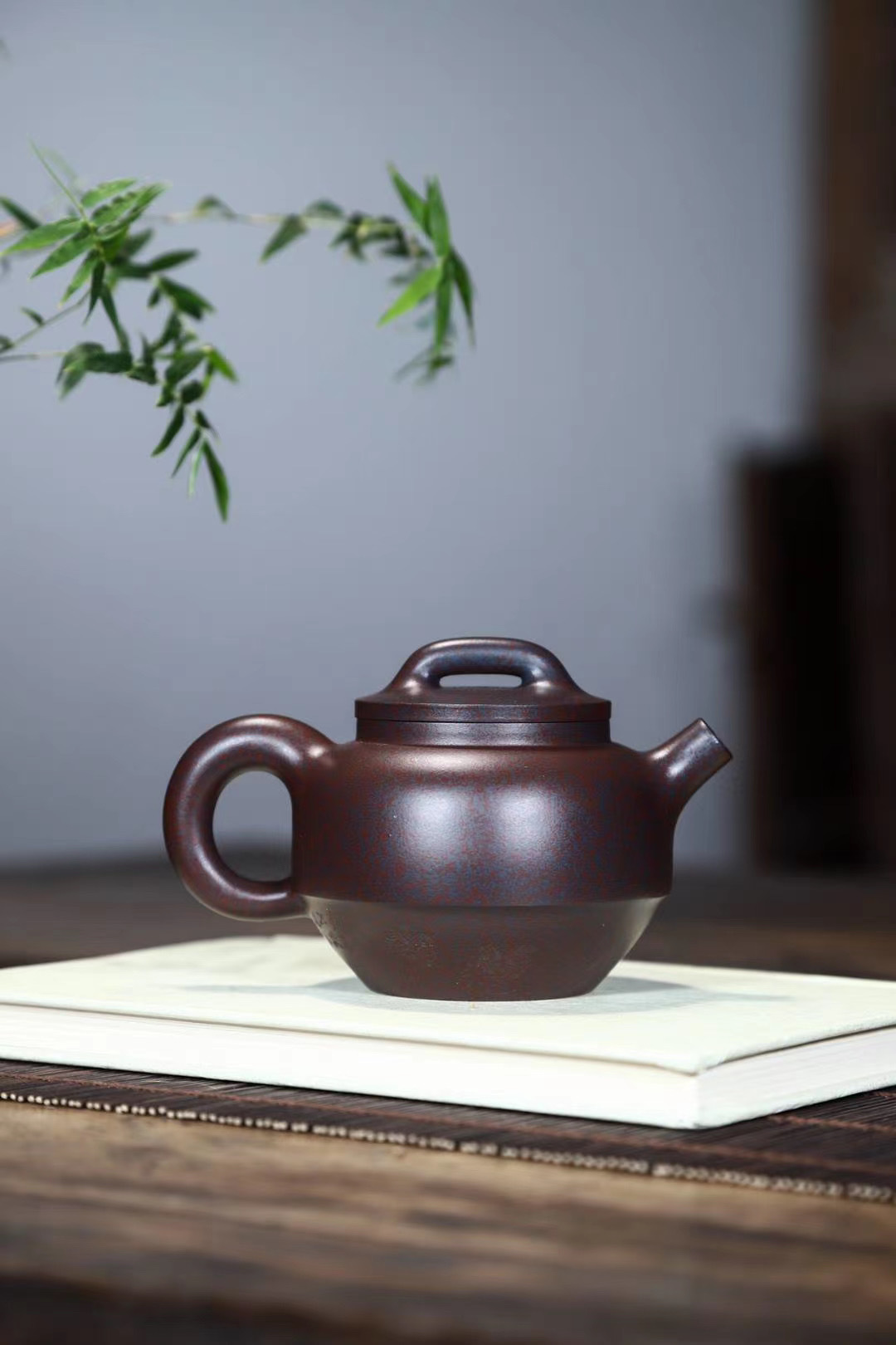 【五德齊聚壺】 -壺身上下皆斂，壺腹中央飽滿鼓出，圓潤融和。