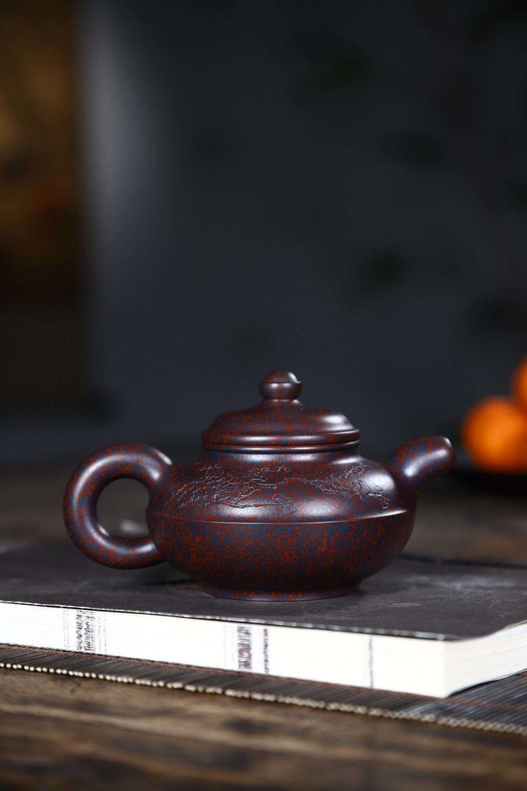 【合緣壺】- 壺身扁圓，上下相合，腹線如水天交接線，有陰陽相合之意。