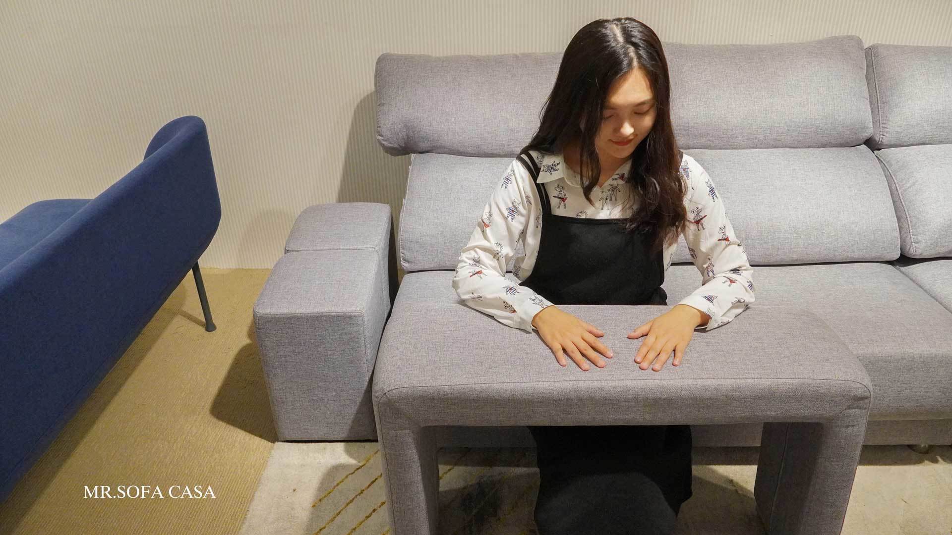 可以拿來當成小桌子，也收納了兩個椅凳