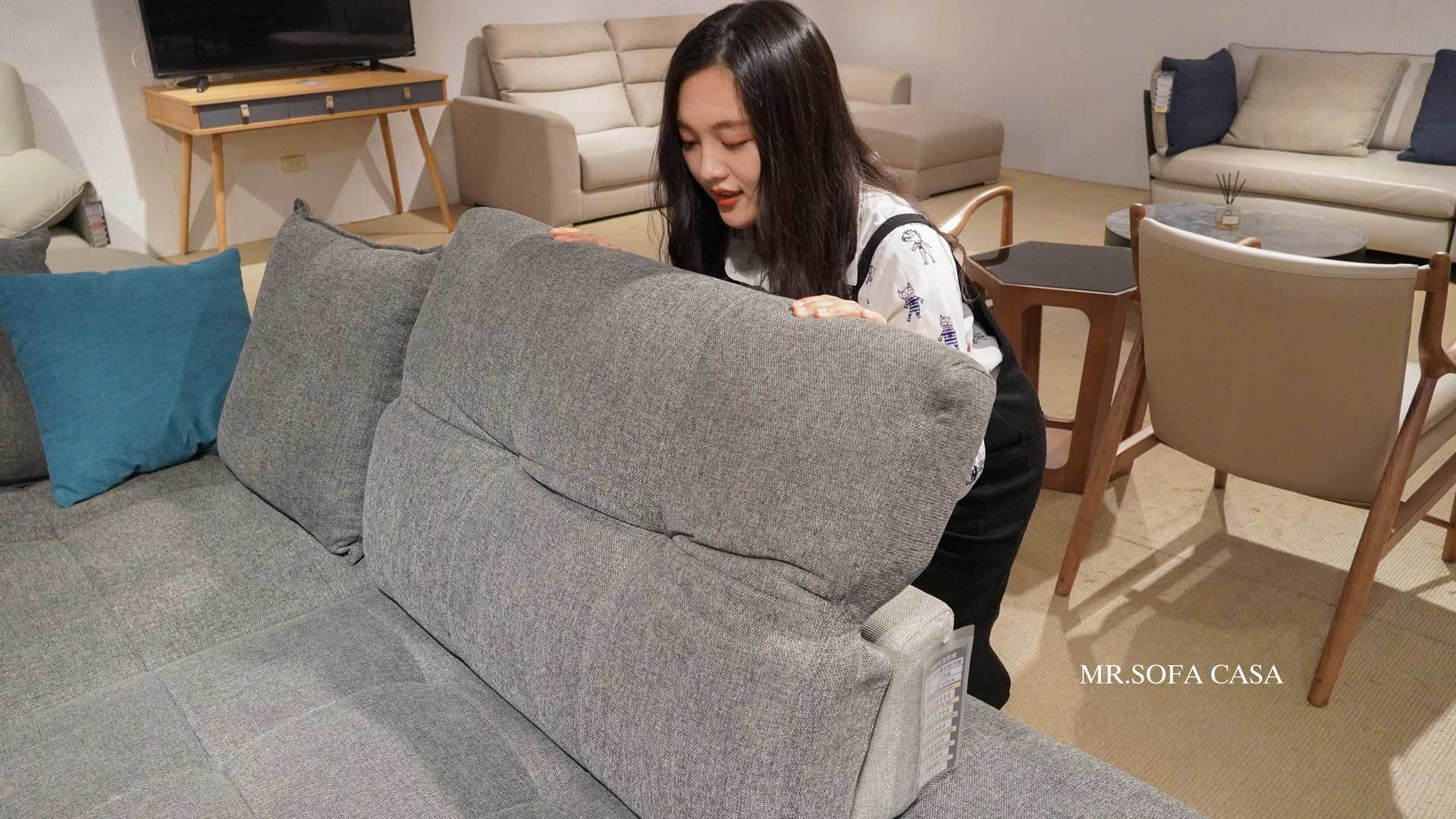 雙功能沙發的頭枕有五段式調整