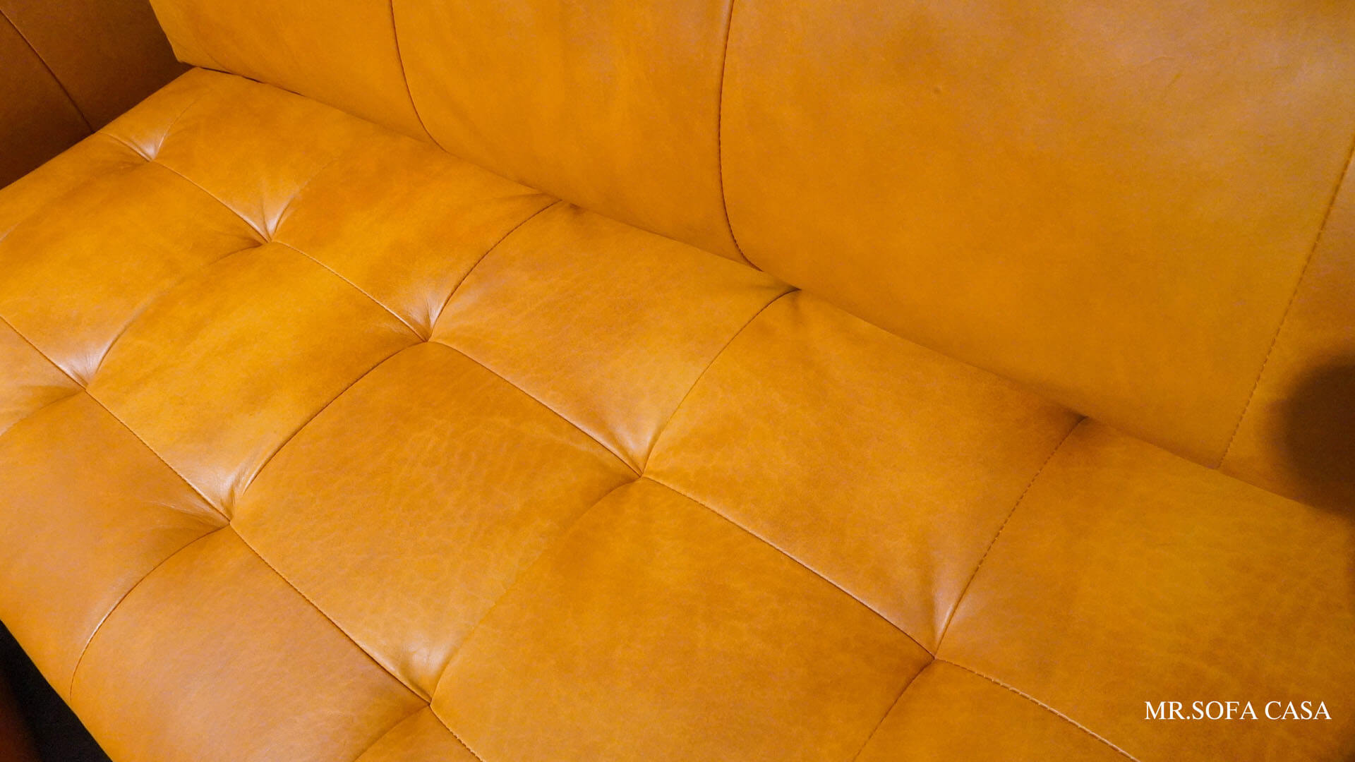 多芬沙發是義大利進口的NAPPA小牛皮所製成的苯染皮