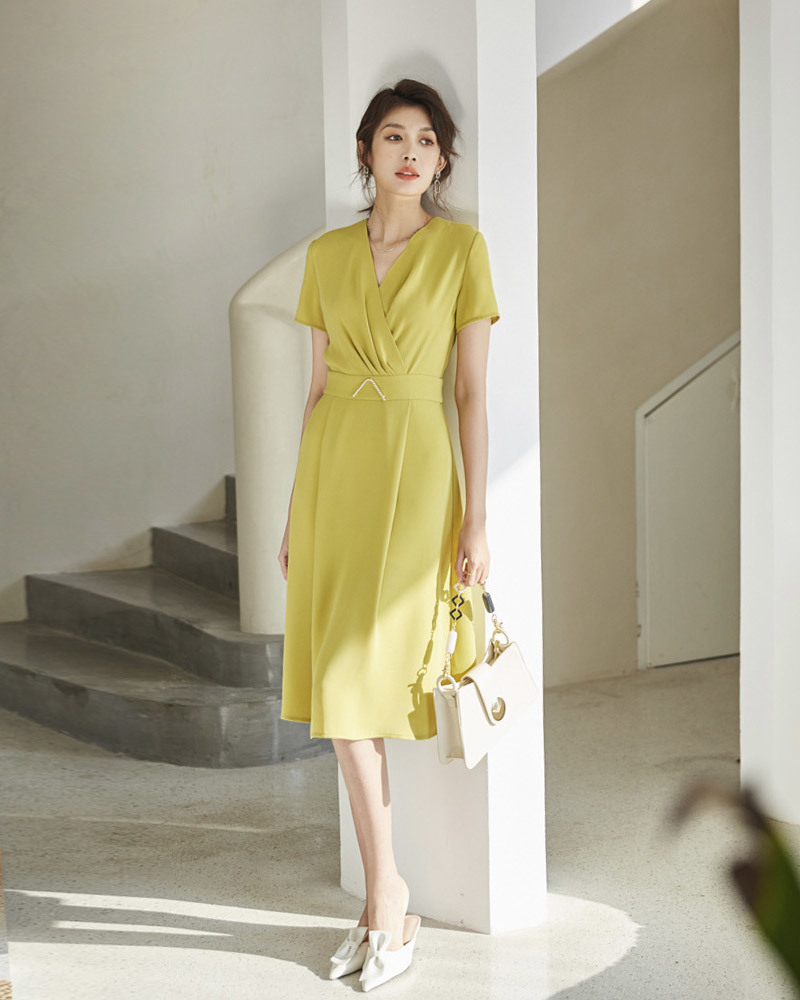 DEER.W 交叉V領壓褶鑽飾洋裝 黃色