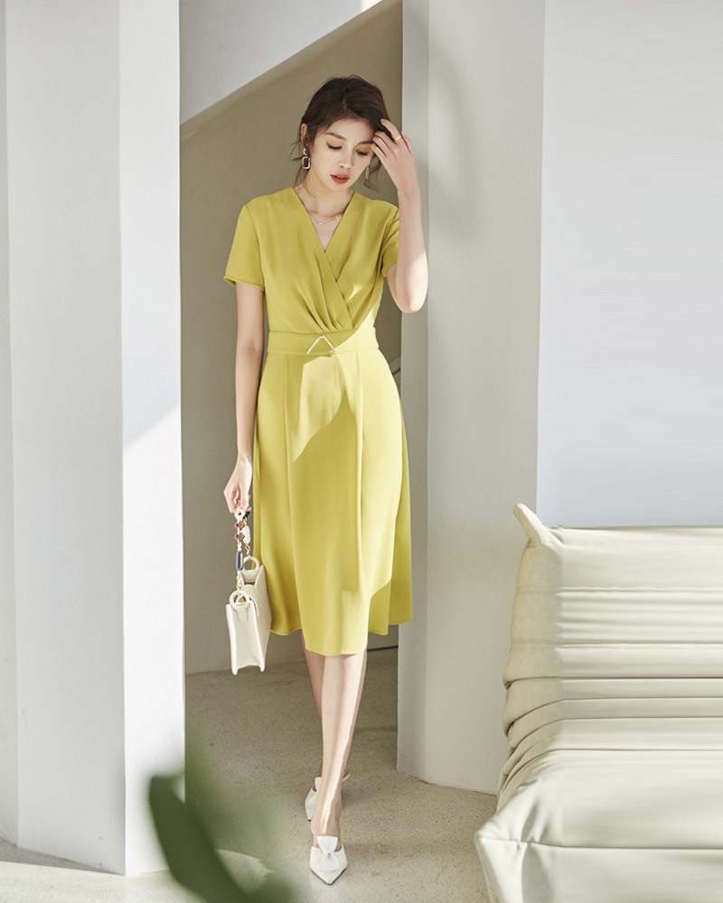 DEER.W 交叉V領壓褶鑽飾洋裝 黃色