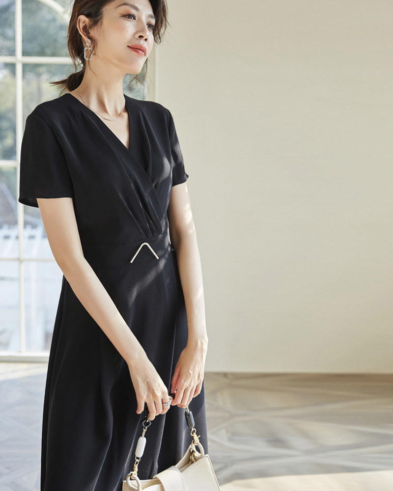 DEER.W 交叉V領壓褶鑽飾洋裝 黑色
