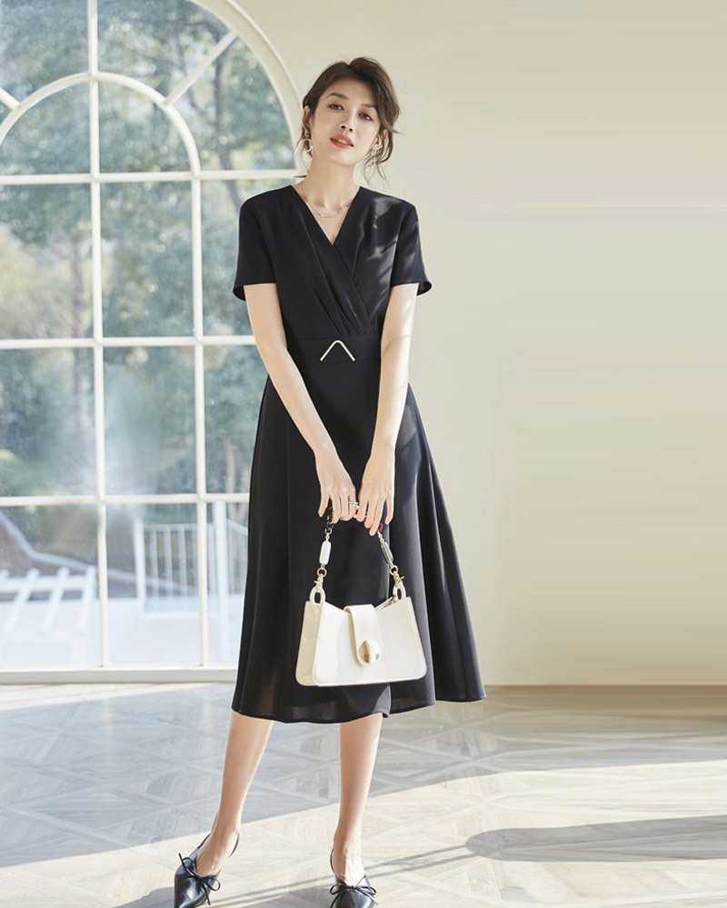 DEER.W 交叉V領壓褶鑽飾洋裝 黑色