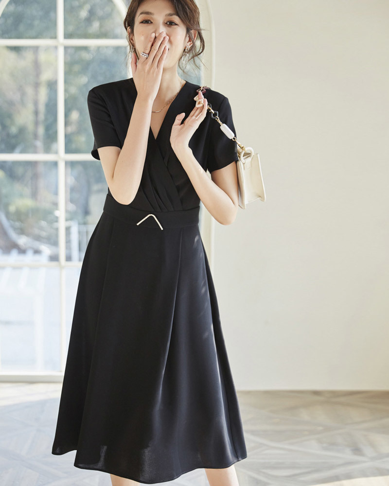 DEER.W 交叉V領壓褶鑽飾洋裝 黑色