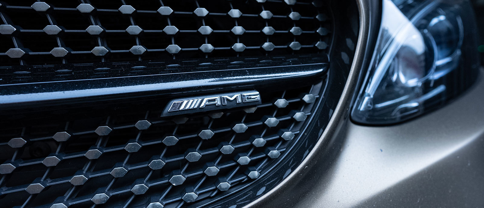 amg c43 mercedes-benz logo close up front grill super nano