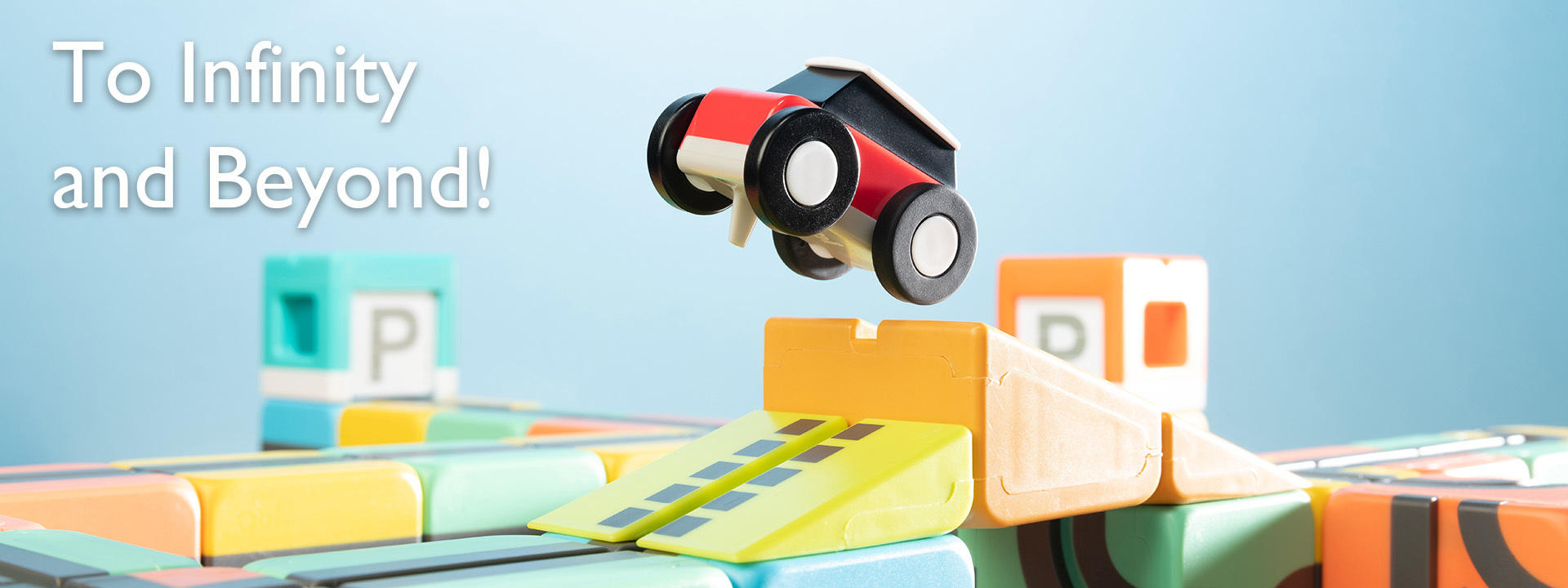 一台玩具小車飛越積木