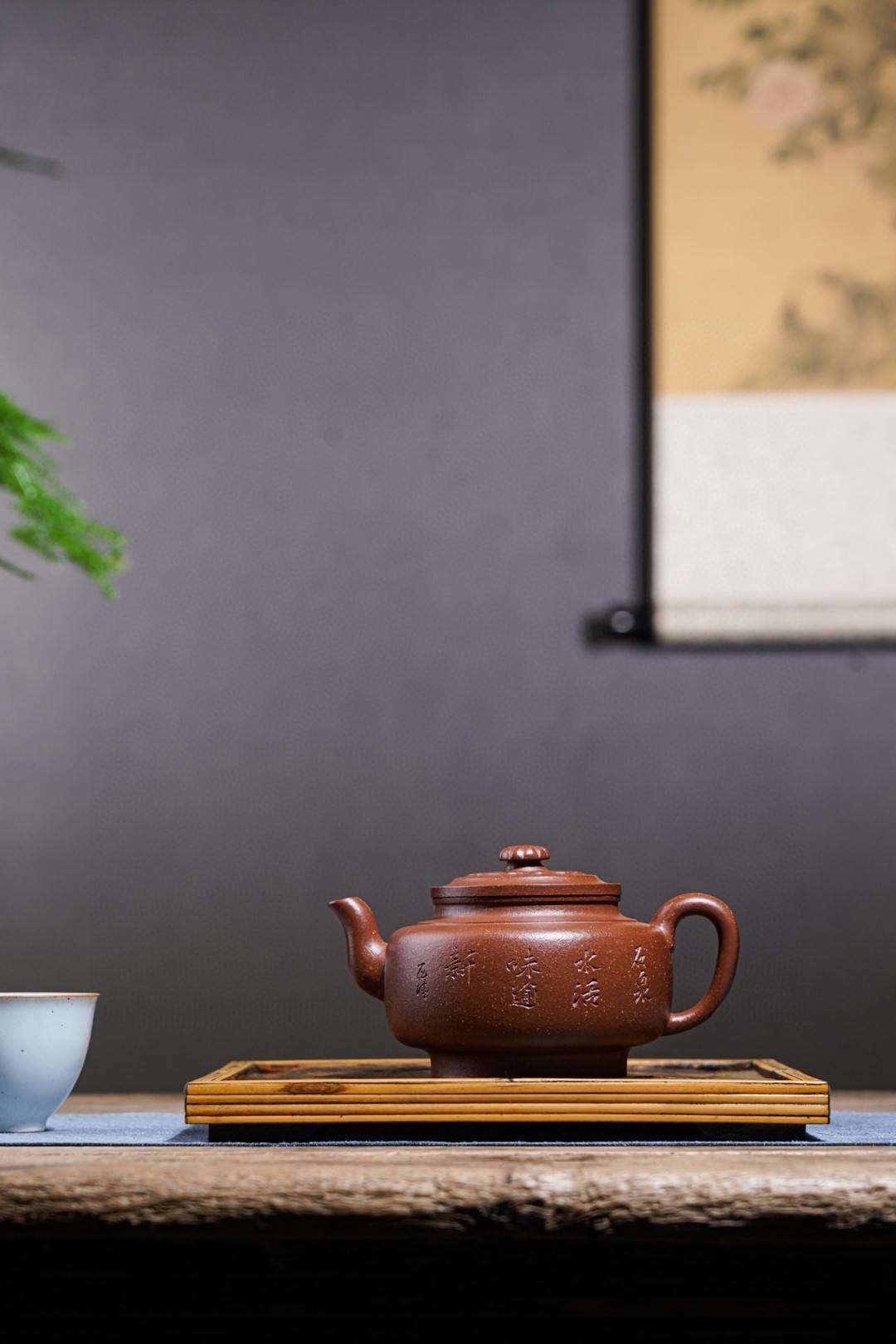 【宮燈】此壺通體貫穿如意紋飾，典雅藝美，包涵祝福之意！