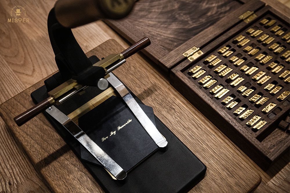 MISTER,Mister,mister手作禮物專門店, 中和環球,中和手作店,咖啡,皮件,手作工作室,皮包,皮夾,手作體驗,手工體驗,燙金機,刻字