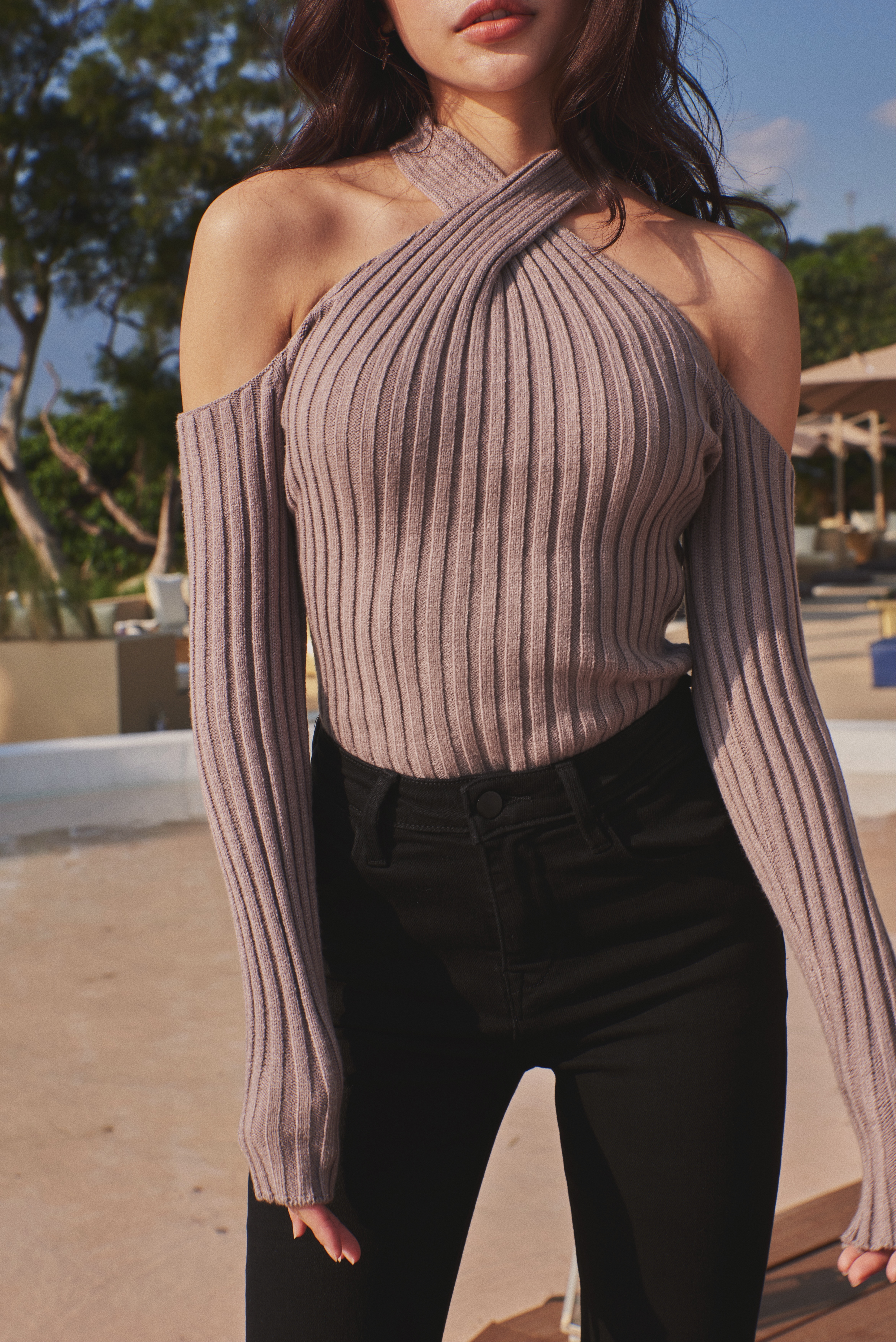 Side to side 繞頸露肩針織毛衣