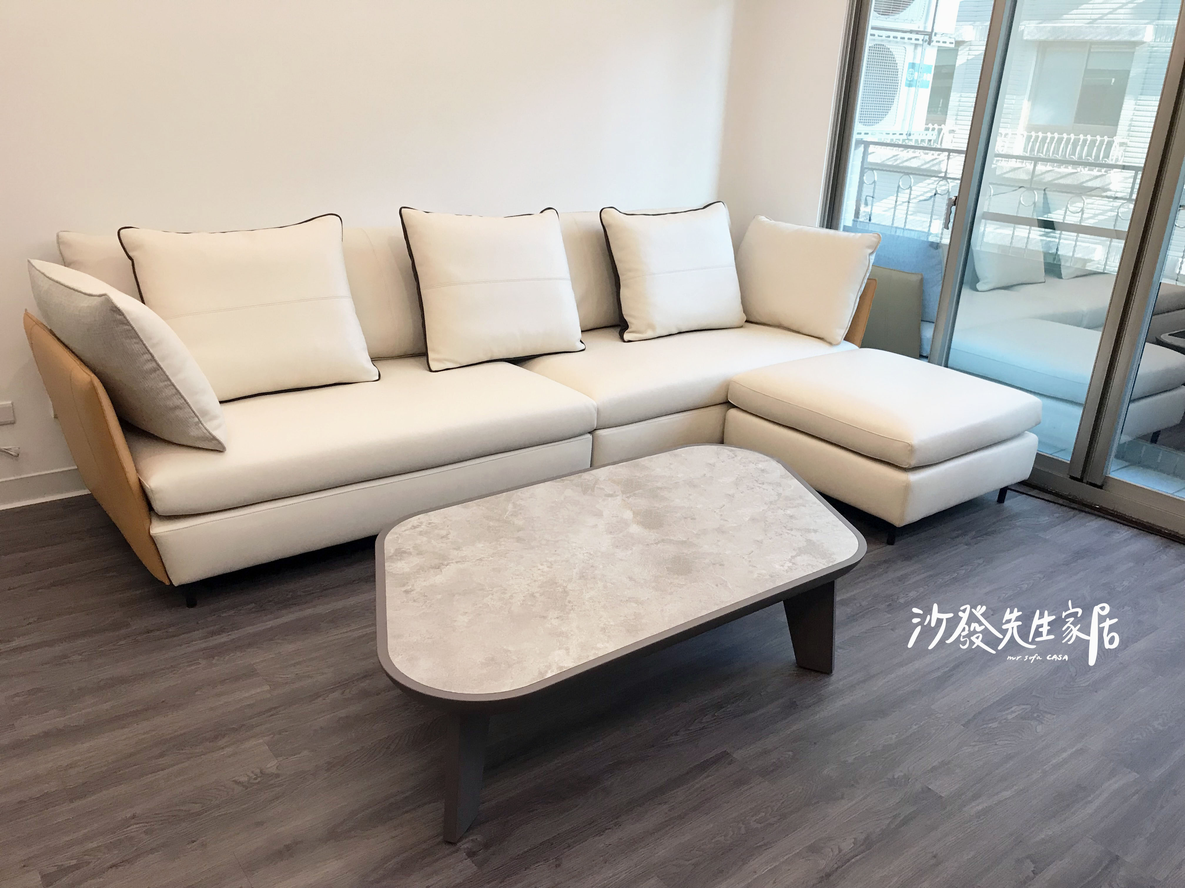 許多人會選擇灰白、米白的沙發，讓家中整體看起來明亮寬敞