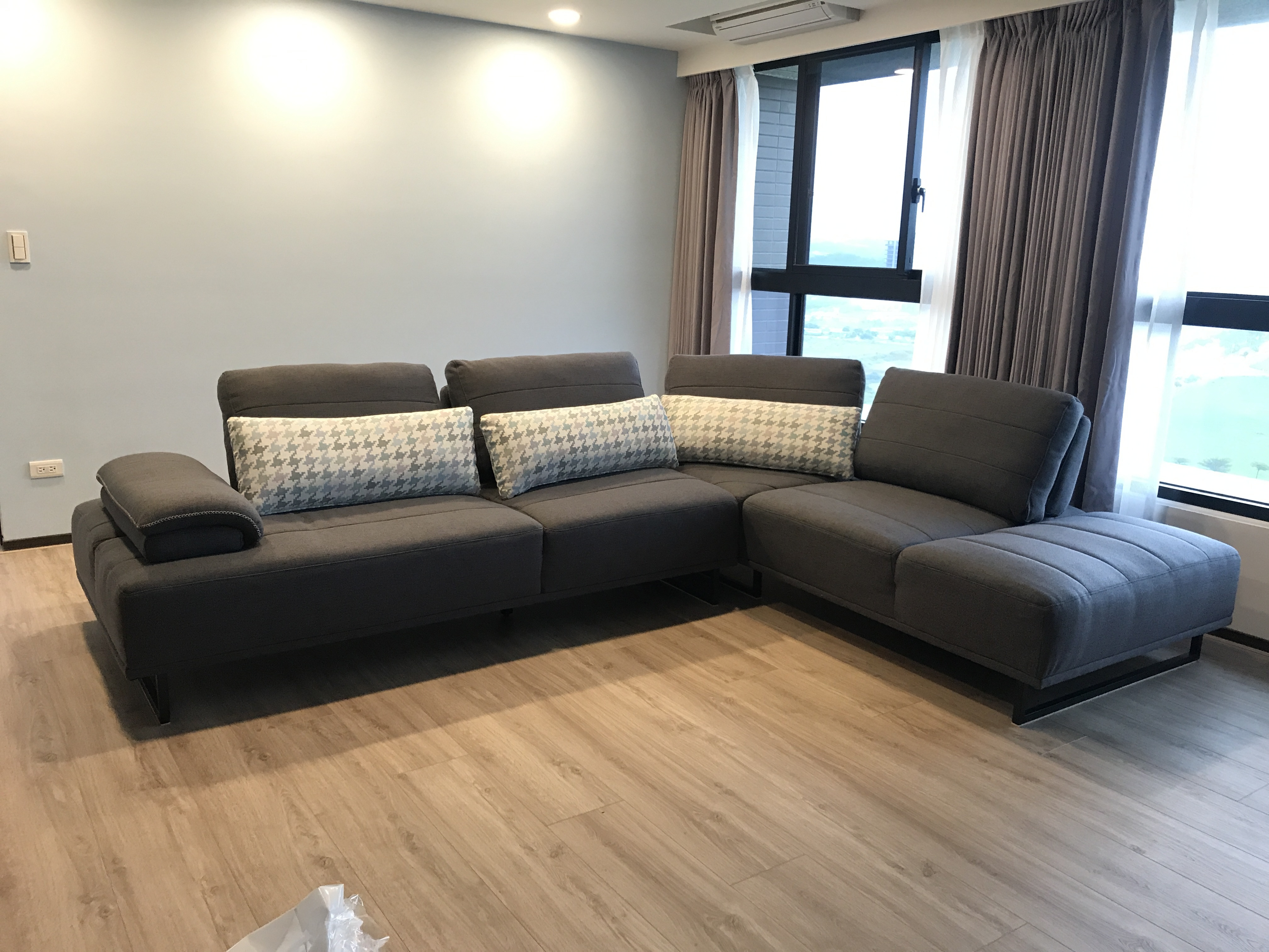 黑色沙發搭配白色牆面產生強烈對比，黑白分明展現俐落感