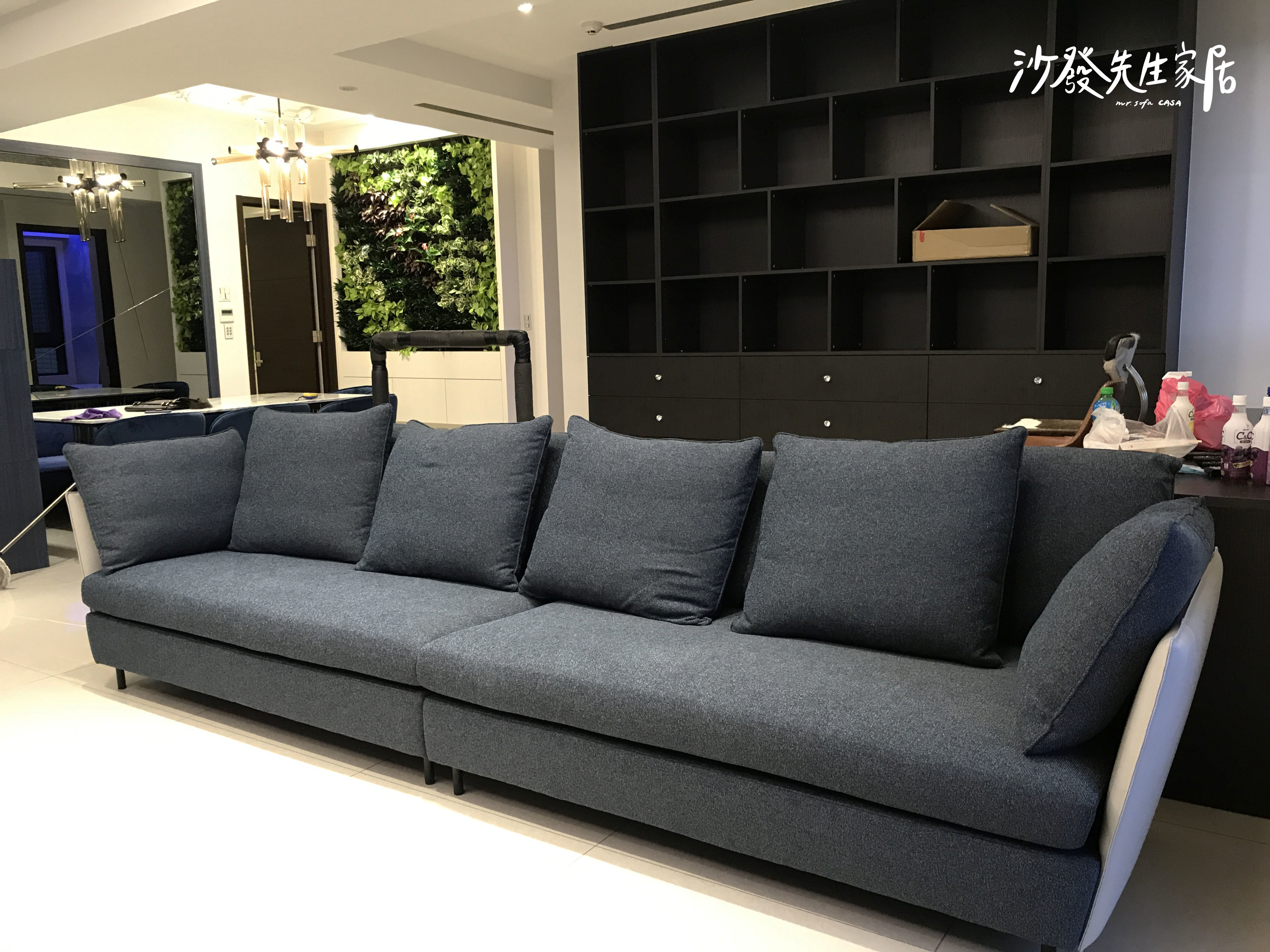 現代風的沙發上，可同樣挑選相同色系的黑灰白顏色布沙發