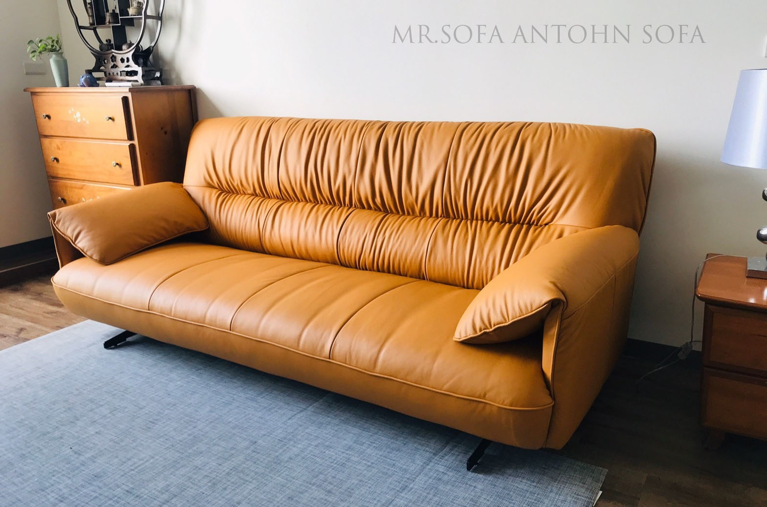 皮革沙發經過使用，產生自然的龜裂及色澤變化，展現獨有的歲月紋路