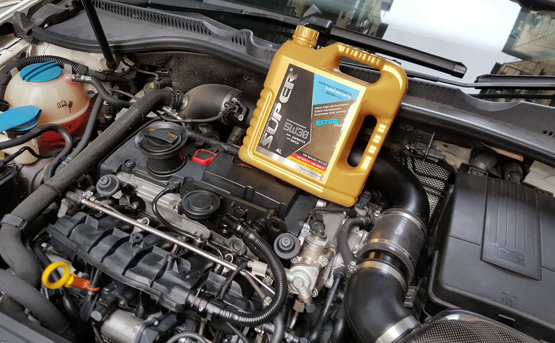 super ester plus 5w30 motor oil golf r white