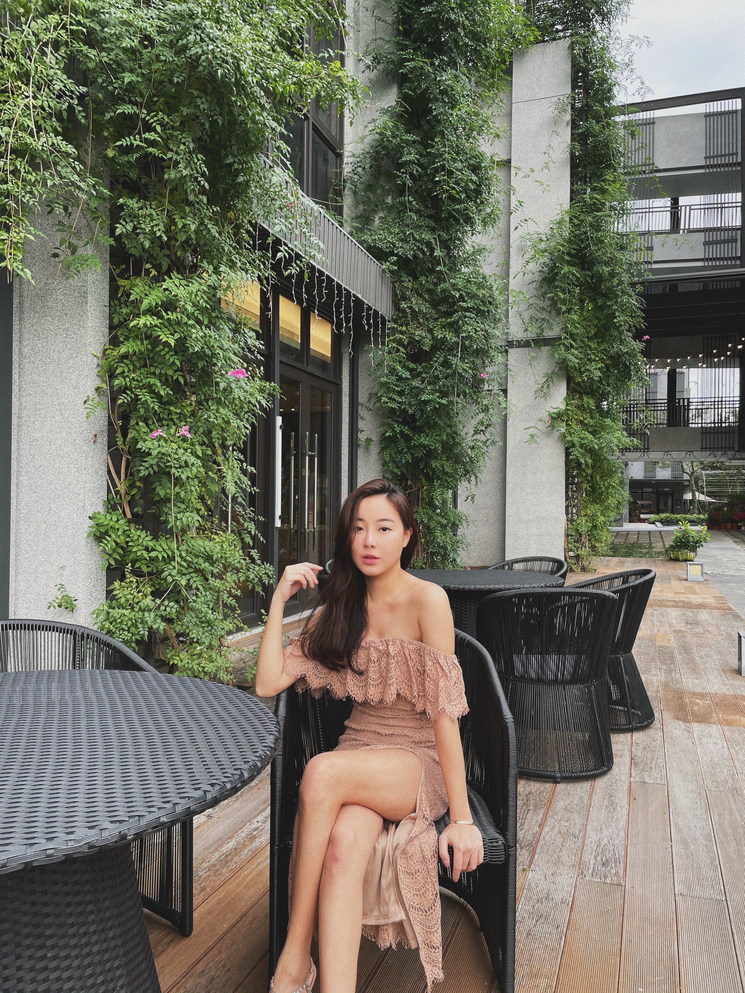 At last 一字領蕾絲開衩洋裝