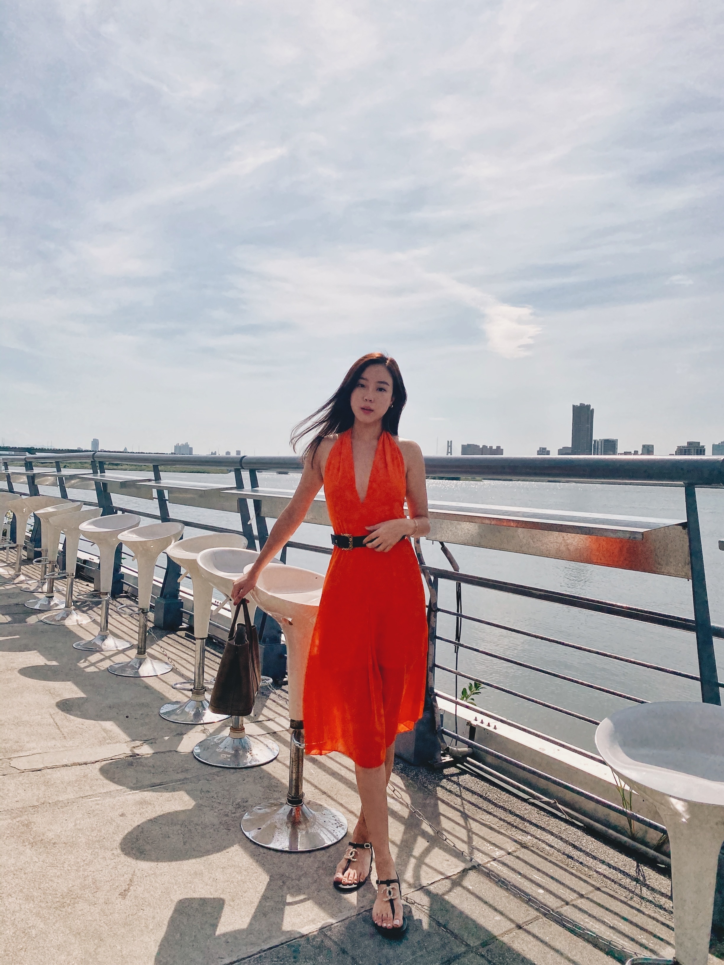 Dazzlingly bright 炫彩奪目的她 後綁帶深V繞頸裙