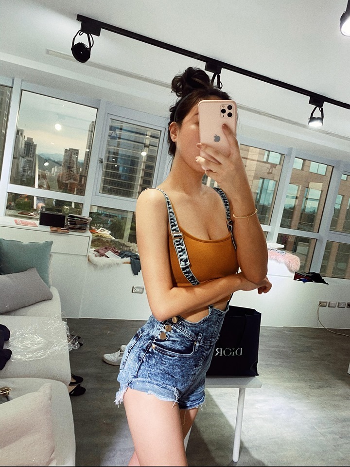 Hottie 美式街頭! 隨性金釦刷白吊帶短褲