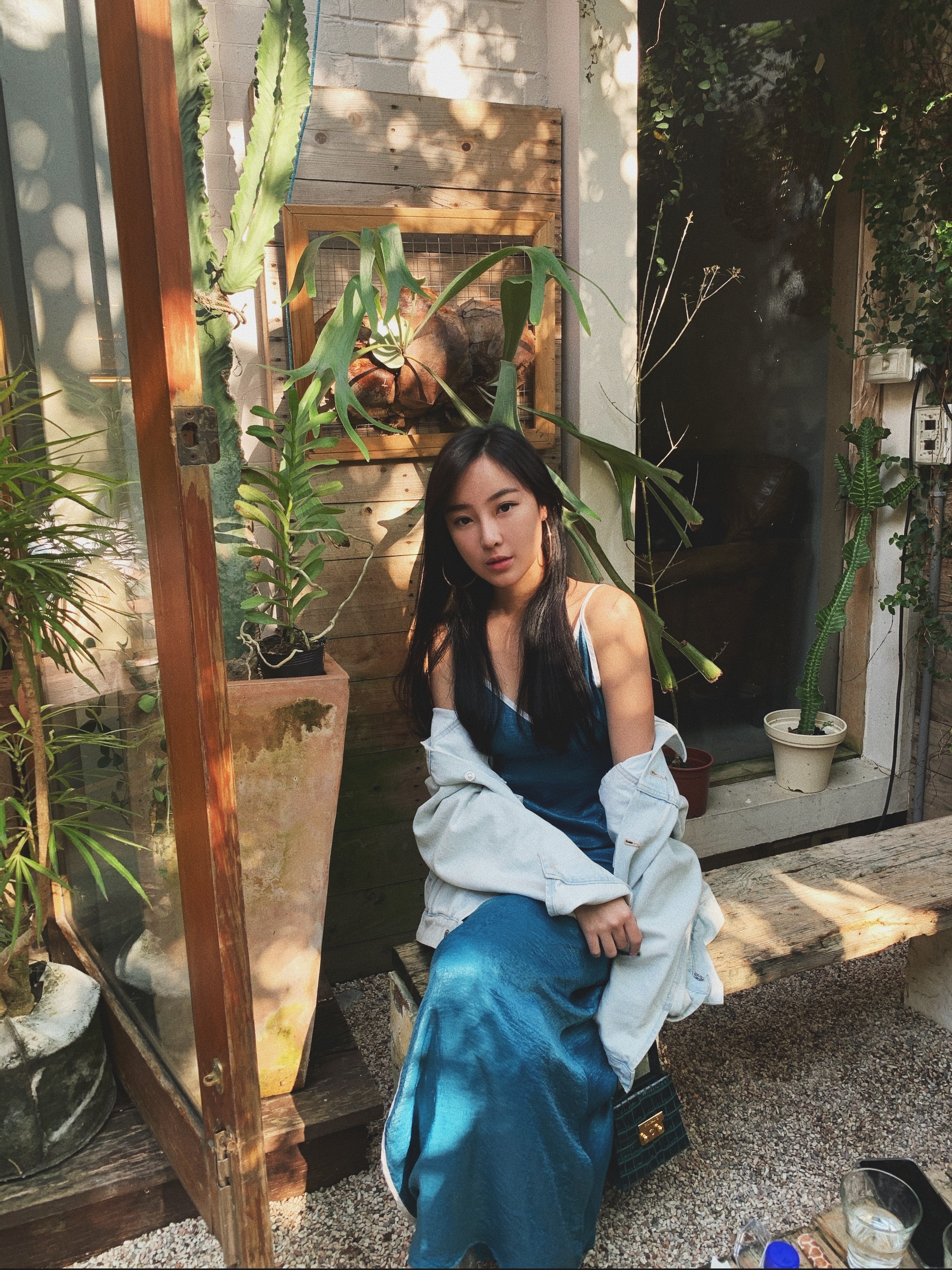 Spring time 白色滾邊軟緞開衩長洋裝