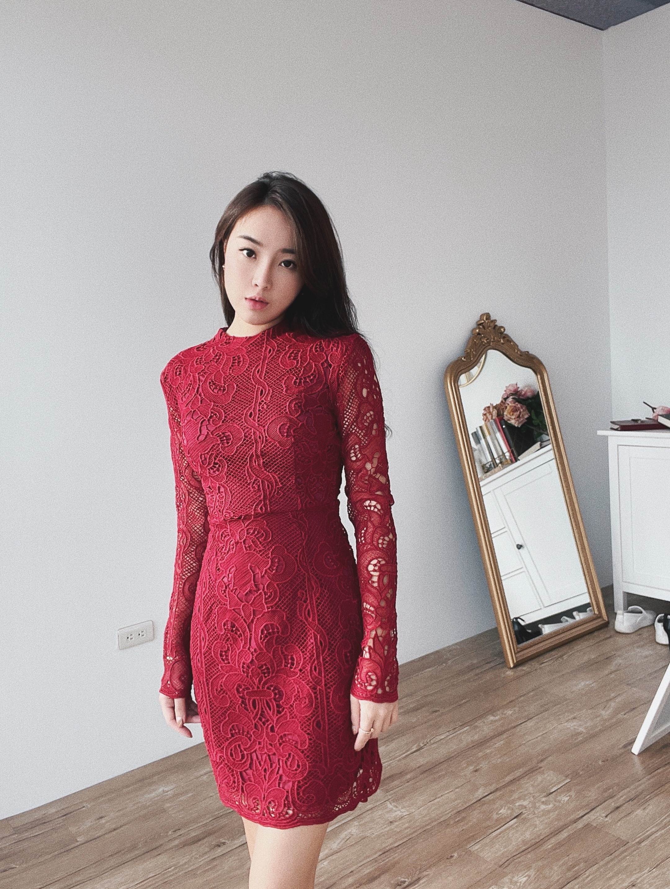Fancy 雕花長袖露背洋裝