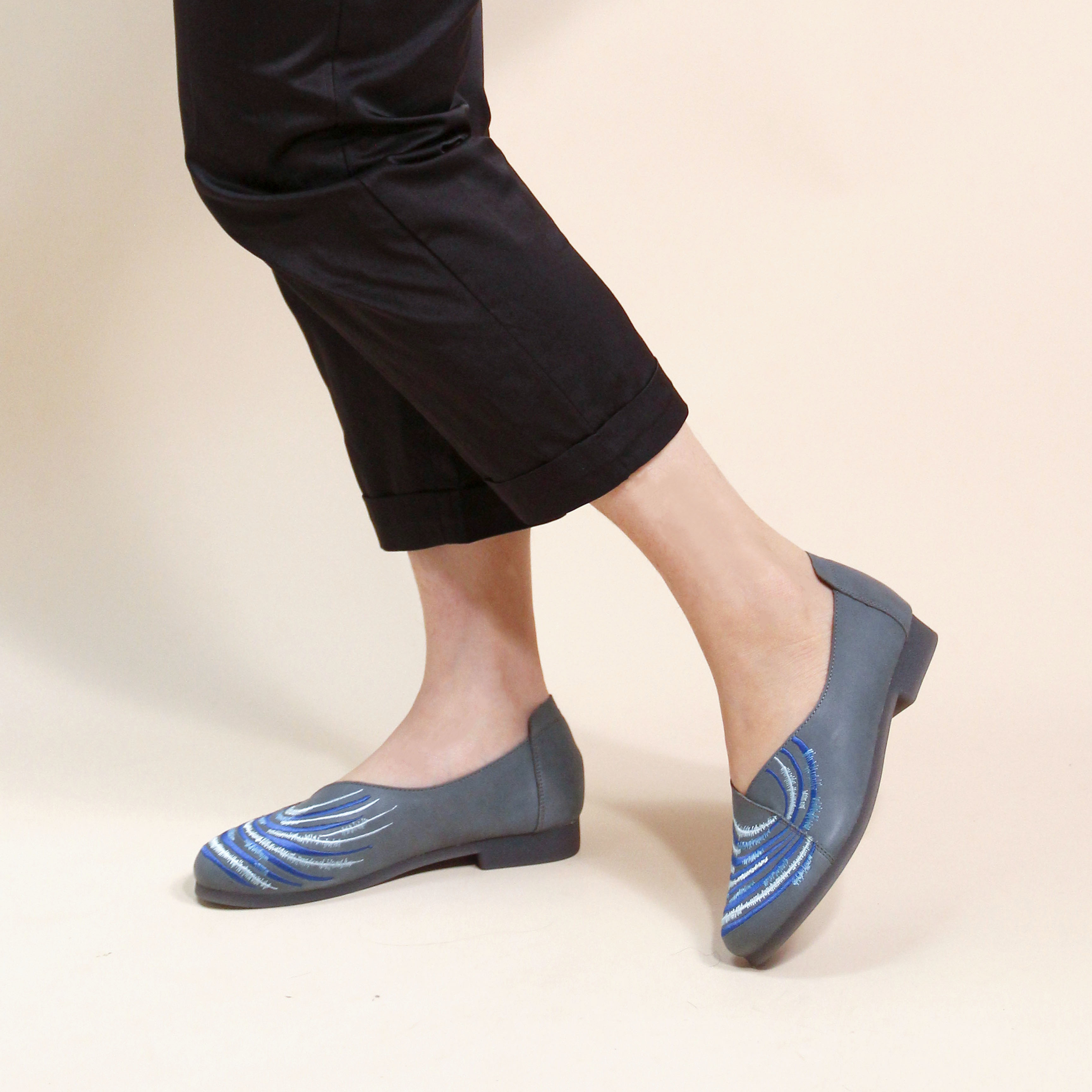 刺繡散步鞋｜甘樂中 (千草藍)