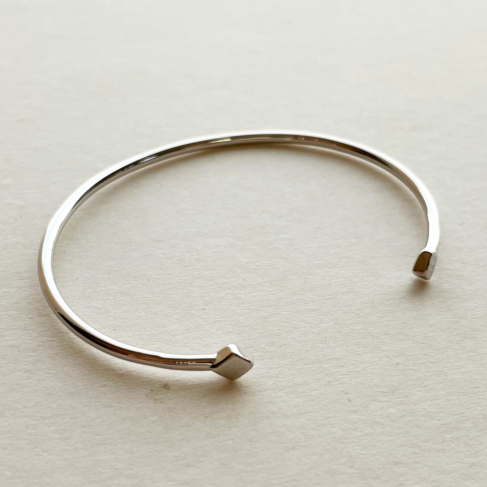 Silver / 閃爍銀白手環