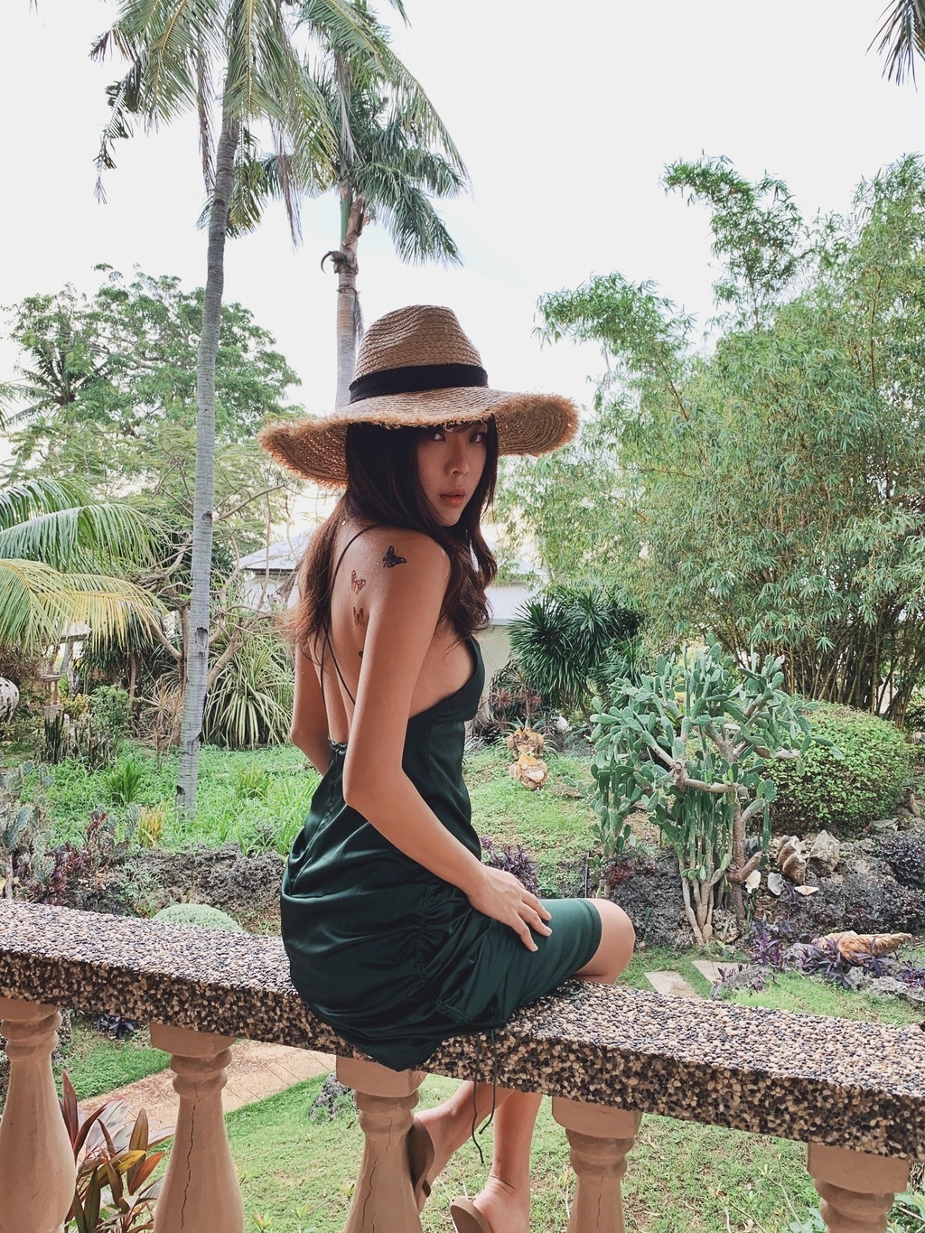 First sight 確認過眼神 極細吊帶性感露背緞洋裝