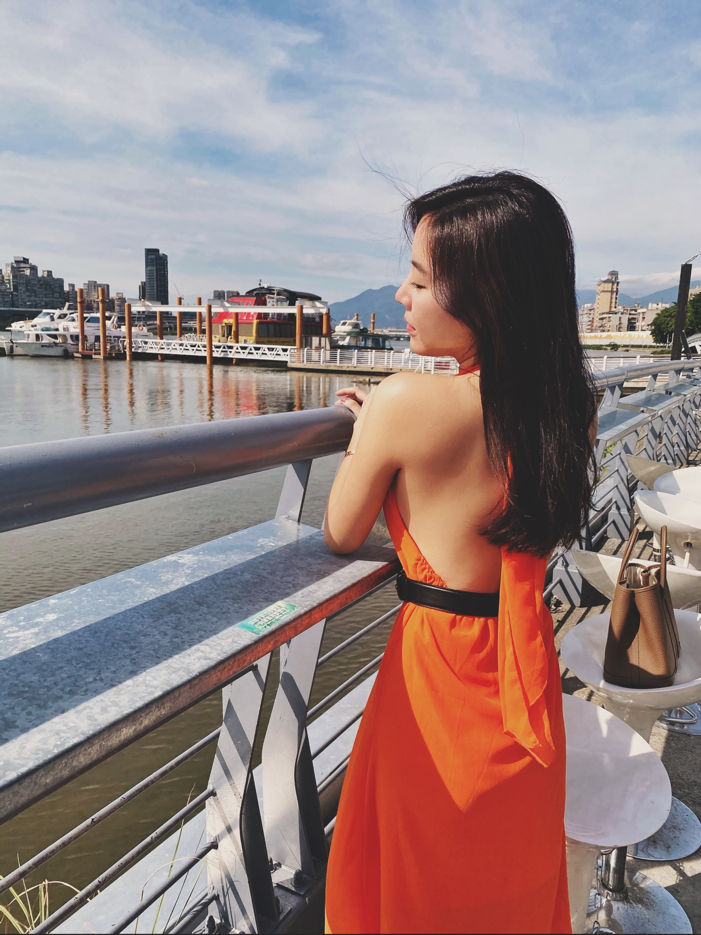 Dazzlingly bright 炫彩奪目的她 後綁帶深V繞頸裙