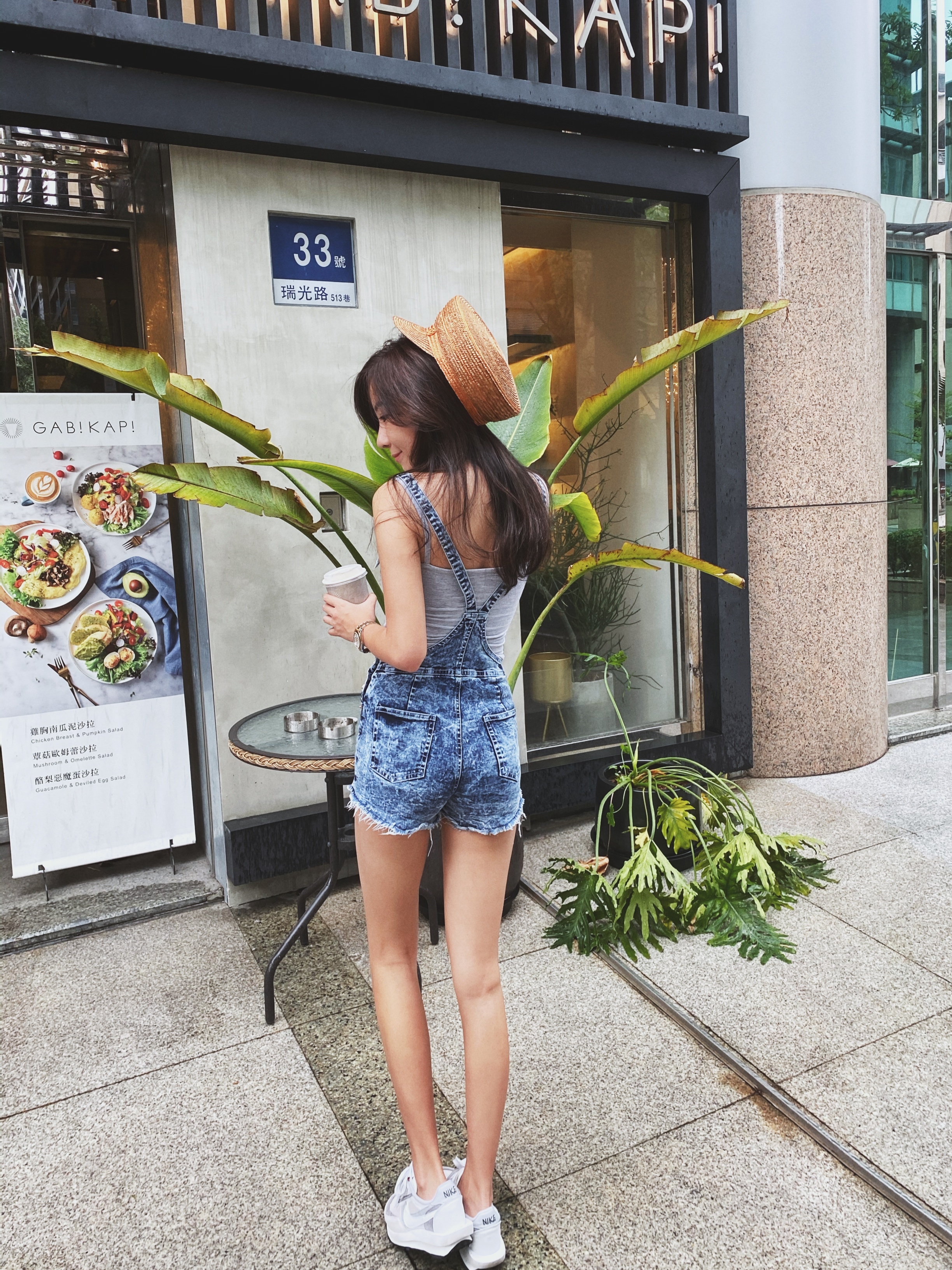 Hottie 美式街頭! 隨性金釦刷白吊帶短褲