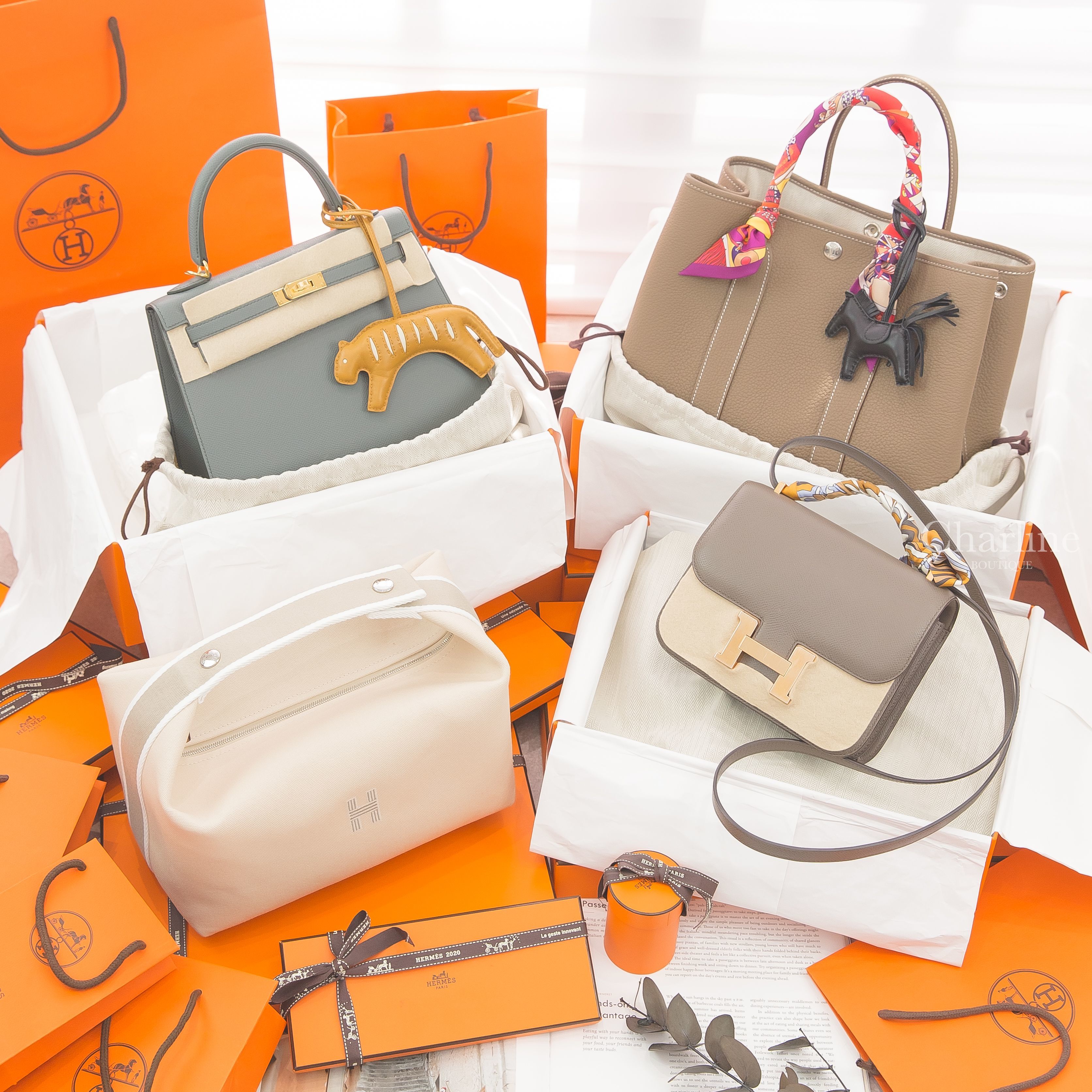 Hermès 米白色提把棉質大型手提包,黑色小型小馬吊飾, Kelly 杏仁綠金釦,芝麻黃小老虎吊飾,Garden Party 大象灰,Constance 錫器灰玫瑰金釦,紅色/紫色/亮黃色Twilly-Charline Boutique 精品代購