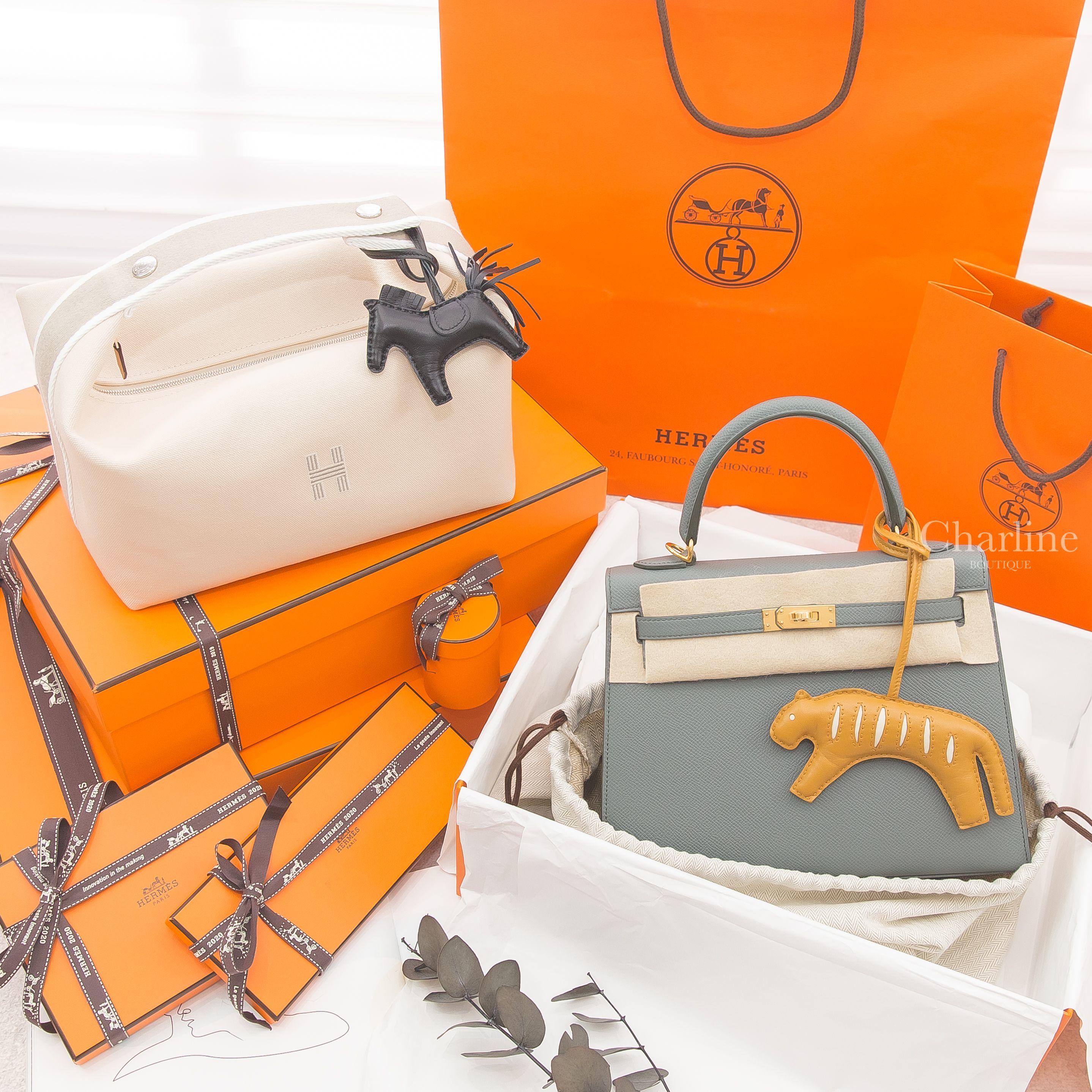 Hermès 米白色提把棉質大型手提包,Hermès 黑色小型小馬吊飾,Hermès Kelly 杏仁綠金釦凱莉包,Hermès 芝麻黃小老虎吊飾-Charline Boutique 精品代購