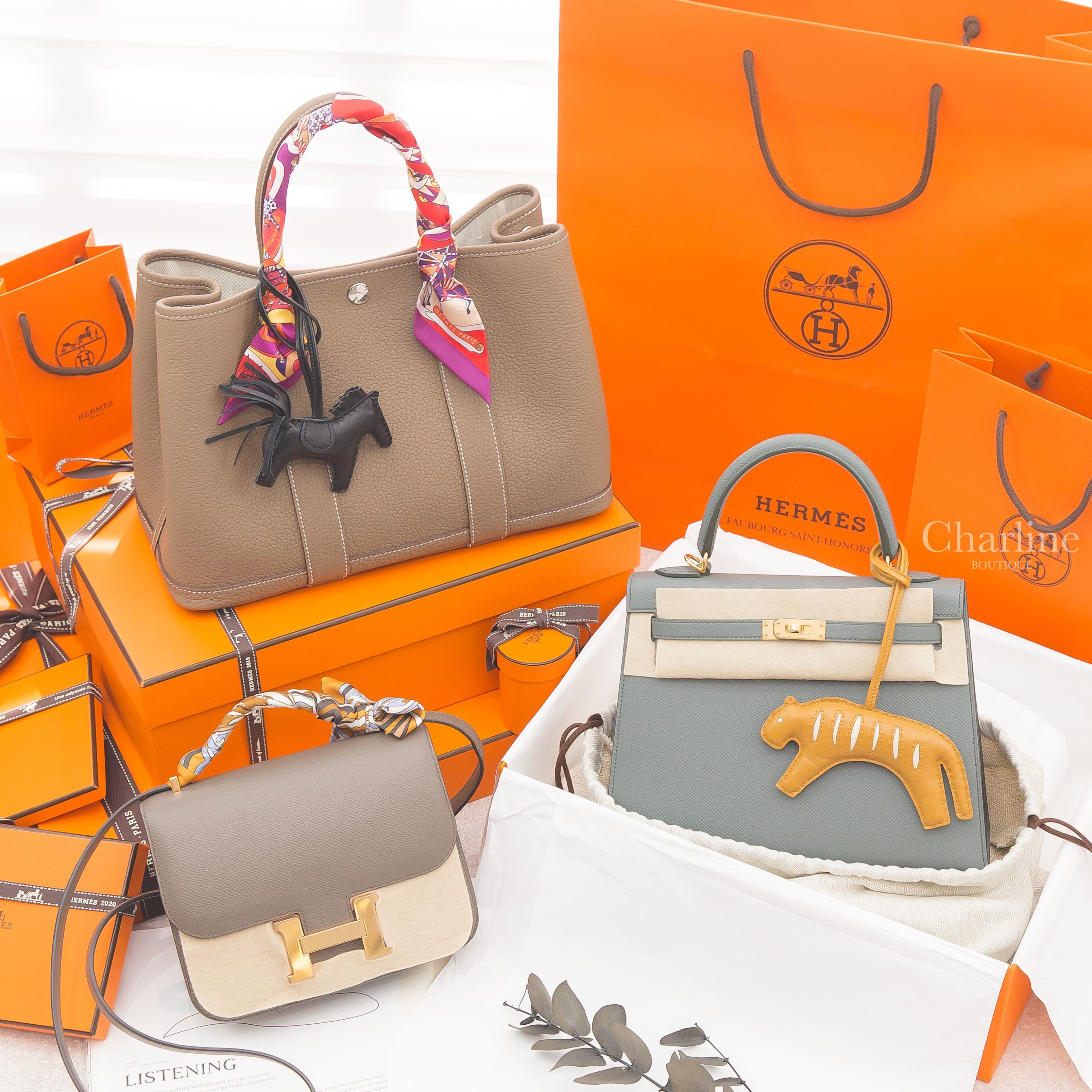 Garden Party 大象灰,Mini Constance 錫器灰玫瑰金釦,Hermès 芝麻黃小老虎吊飾,Kelly 25cm 杏仁綠金釦,紅色/紫色/亮黃色世界博覽會絲巾,黑色小馬吊飾-Charline Boutique精品代購