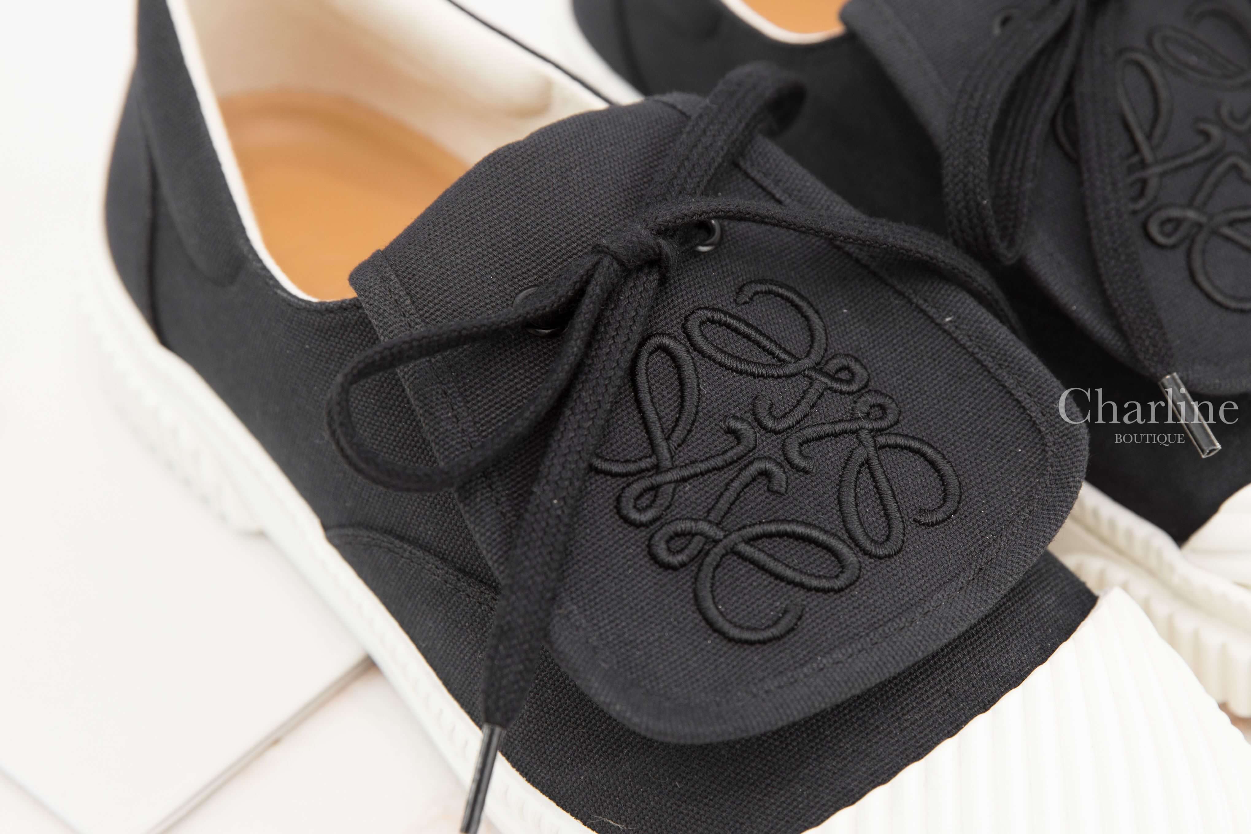 Loewe Anagram Flap Sneaker In Canvas 黑色帆布翻蓋刺繡 Logo 拼接白色運動鞋